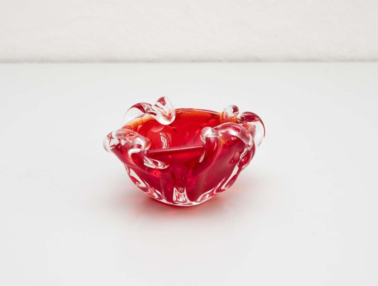 Cenicero rojo de cristal de Murano, hacia 1970 Moderno de mediados de siglo en venta