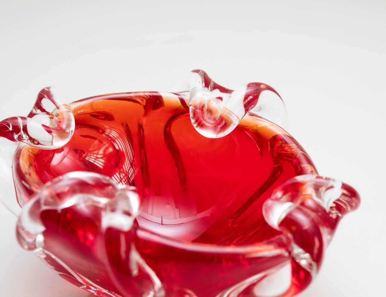 Fin du 20e siècle Cendrier en verre de Murano rouge, vers 1970 en vente