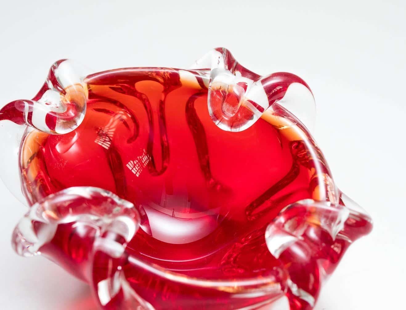 Cenicero rojo de cristal de Murano, hacia 1970 Vidrio en venta