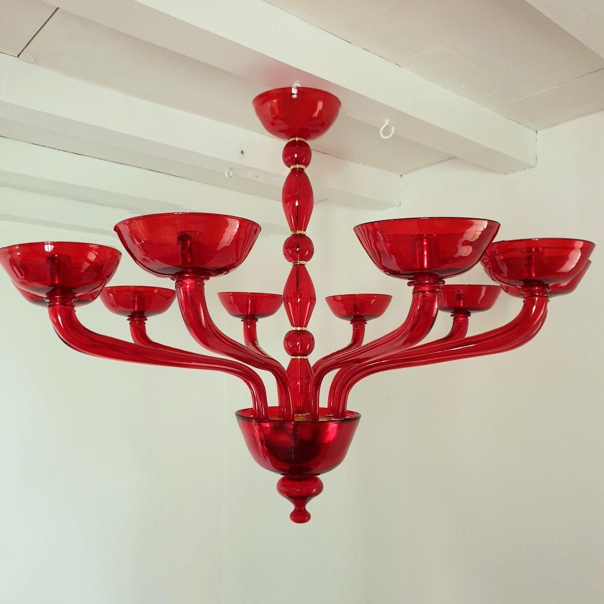 Large red Mid-Century Modern Murano glass chandelier, Venini style, Italy 1980s.
A shiny carmine red handmade Murano glass chandelier, with gold plated mounts.
The neoclassical style chandelier has ten arms and lights and is professionally rewired
