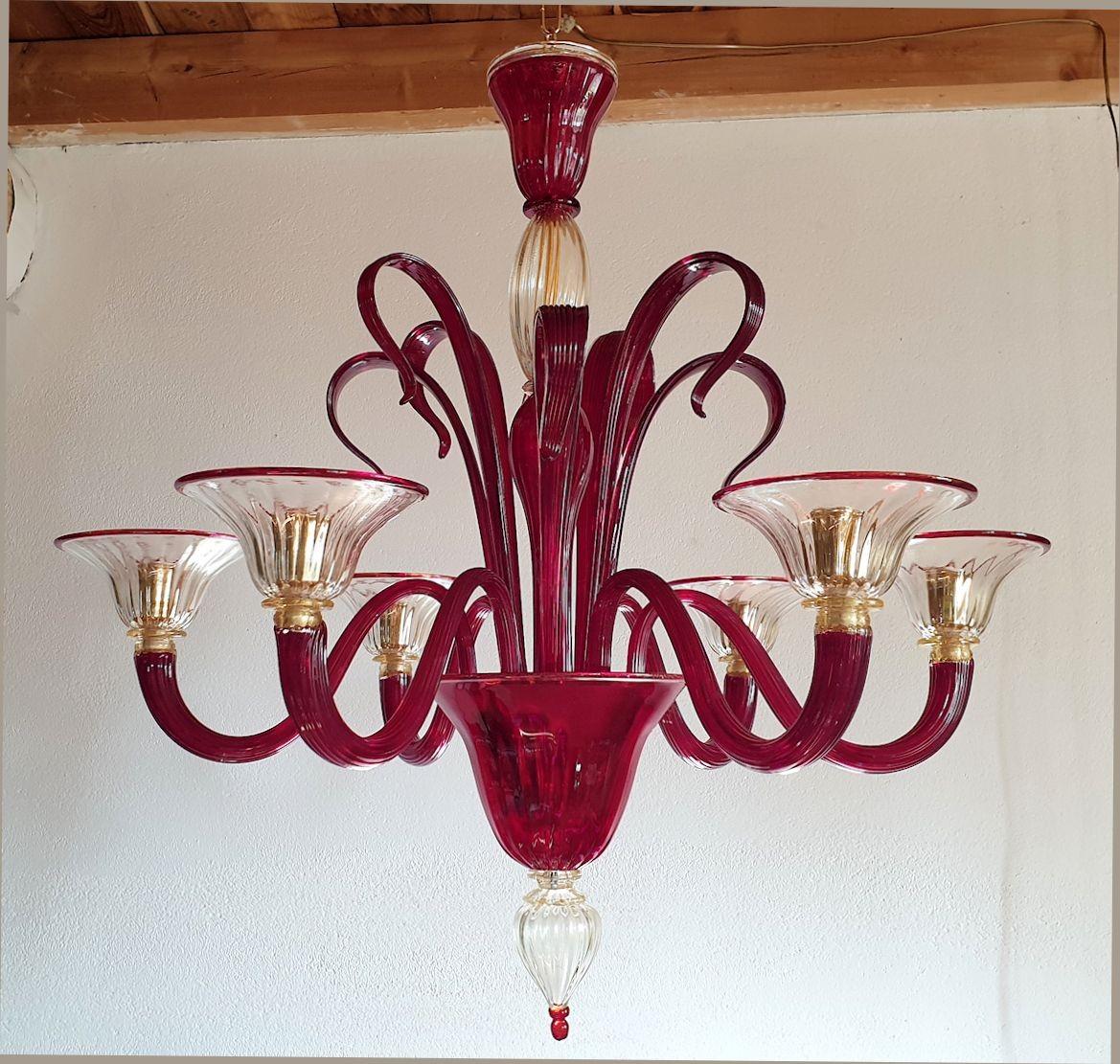 Large red and gold Murano glass chandelier, Mid-Century Modern, attributed to Venini, Italy 1960s
A classical, or neoclassical Murano glass vintage chandelier.
The red chandelier has a double canopy and a brass chain, making the height