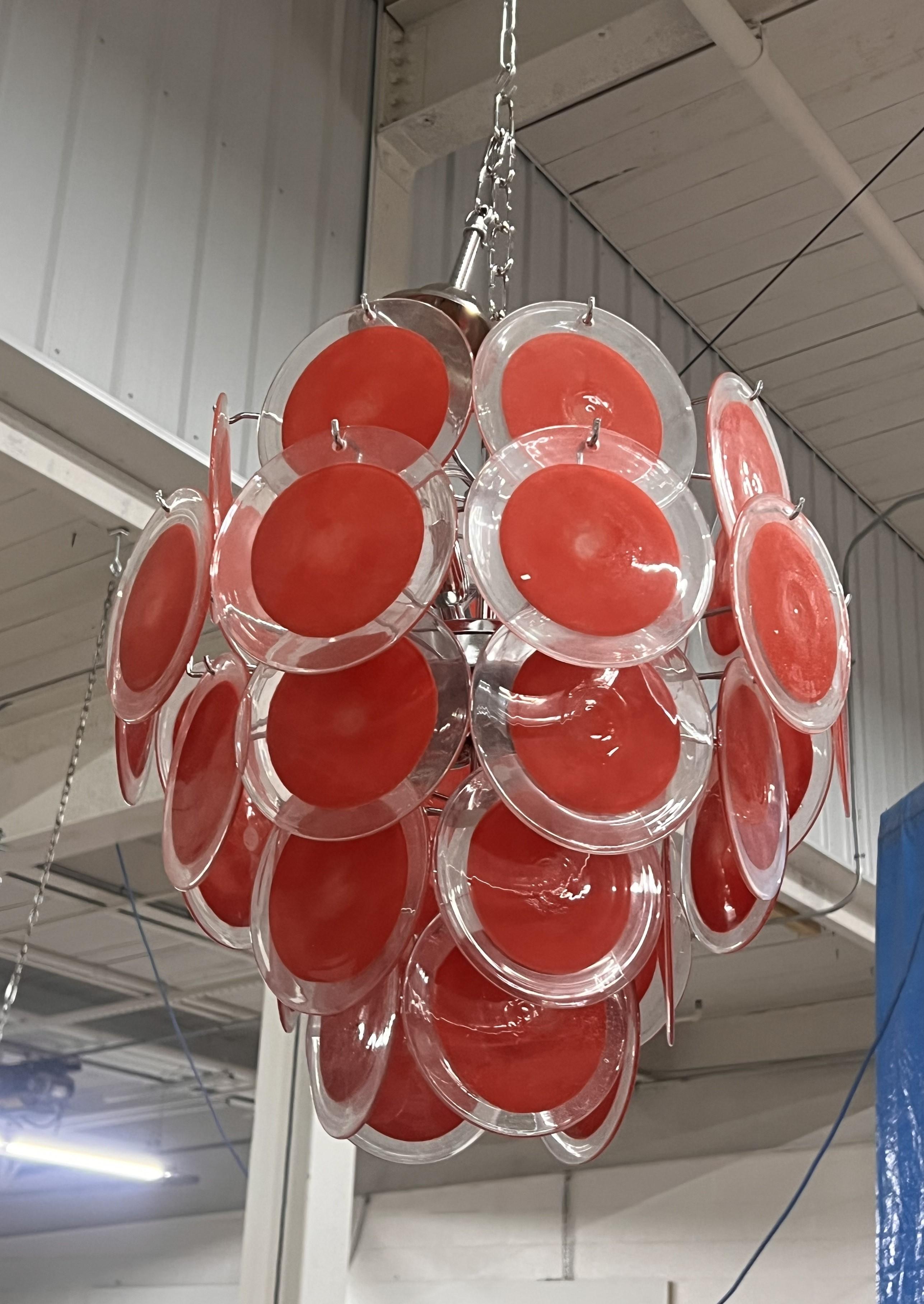 Vistosi Murano Scheibenkronleuchter 
36 rote 6-Zoll-Scheiben im Vintage-Look, neue Struktur, 4 Lichtfassungen. 
Die Gesamtlänge inklusive Kette beträgt 46