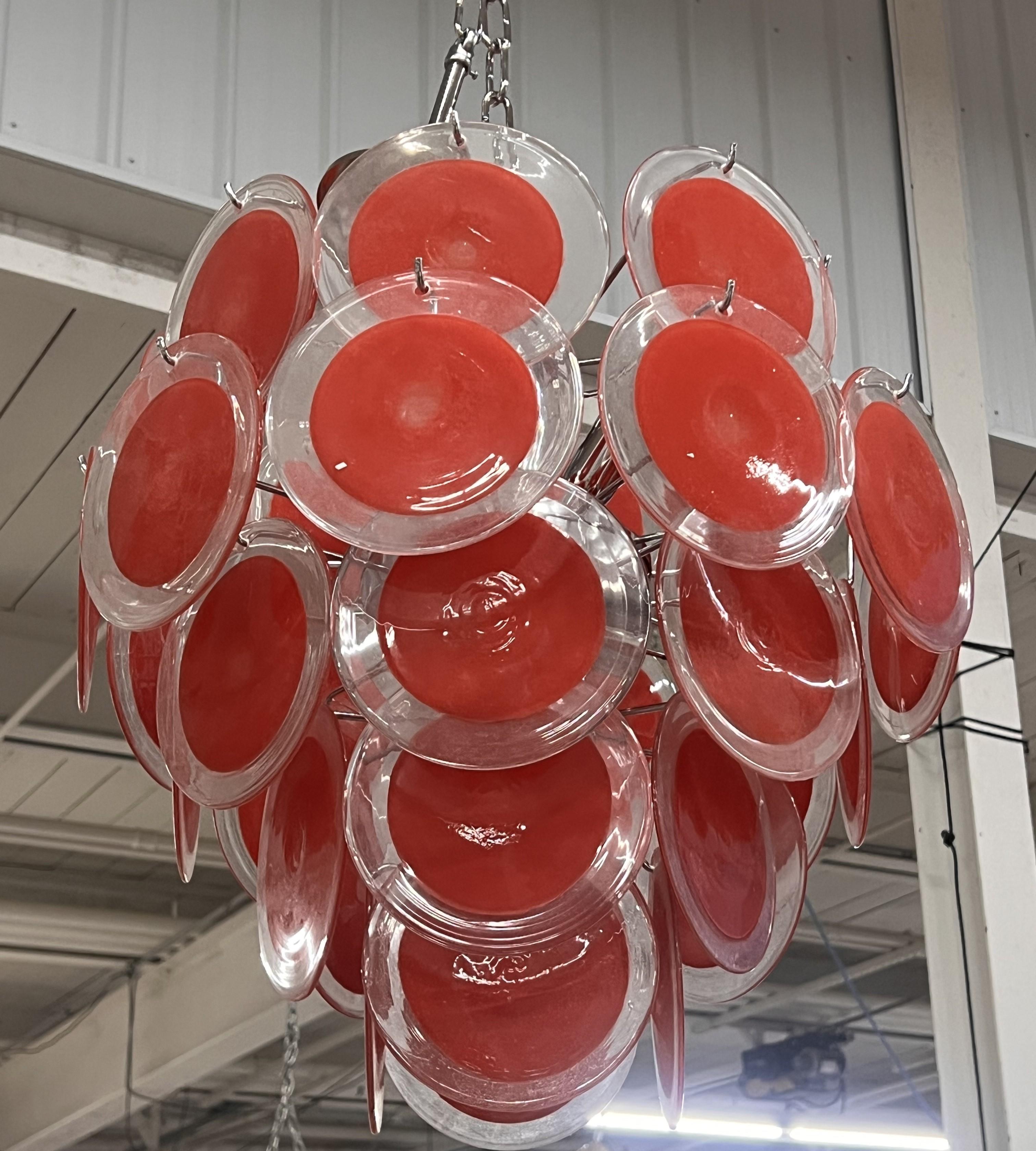 Roter Murano-Glasscheiben-Kronleuchter von Vistosi im Zustand „Gut“ im Angebot in Red Lion, PA