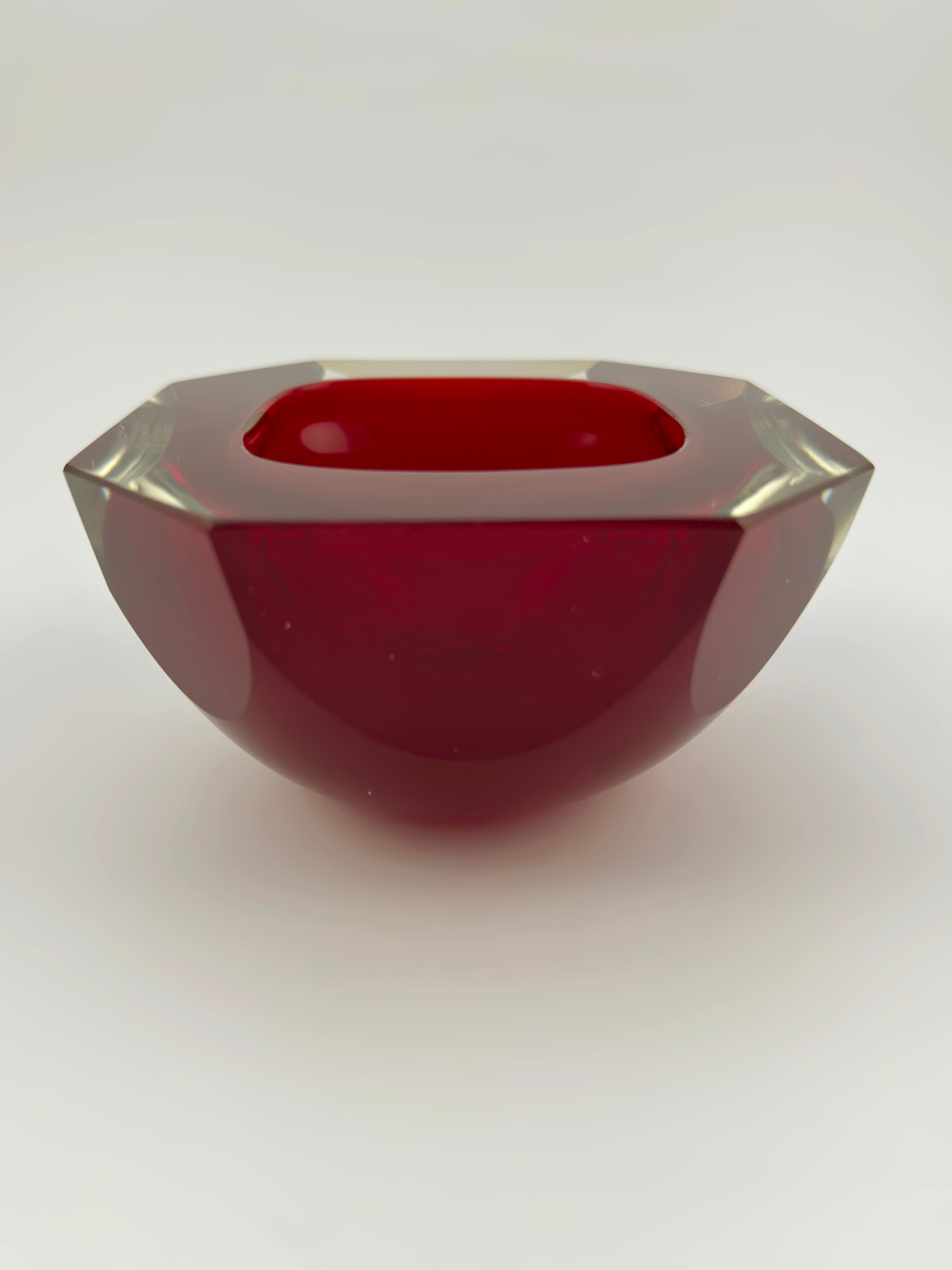 Verre Murano Glass Sommerso rouge, à facettes, bol à géode circa 1960 Italie en vente 2