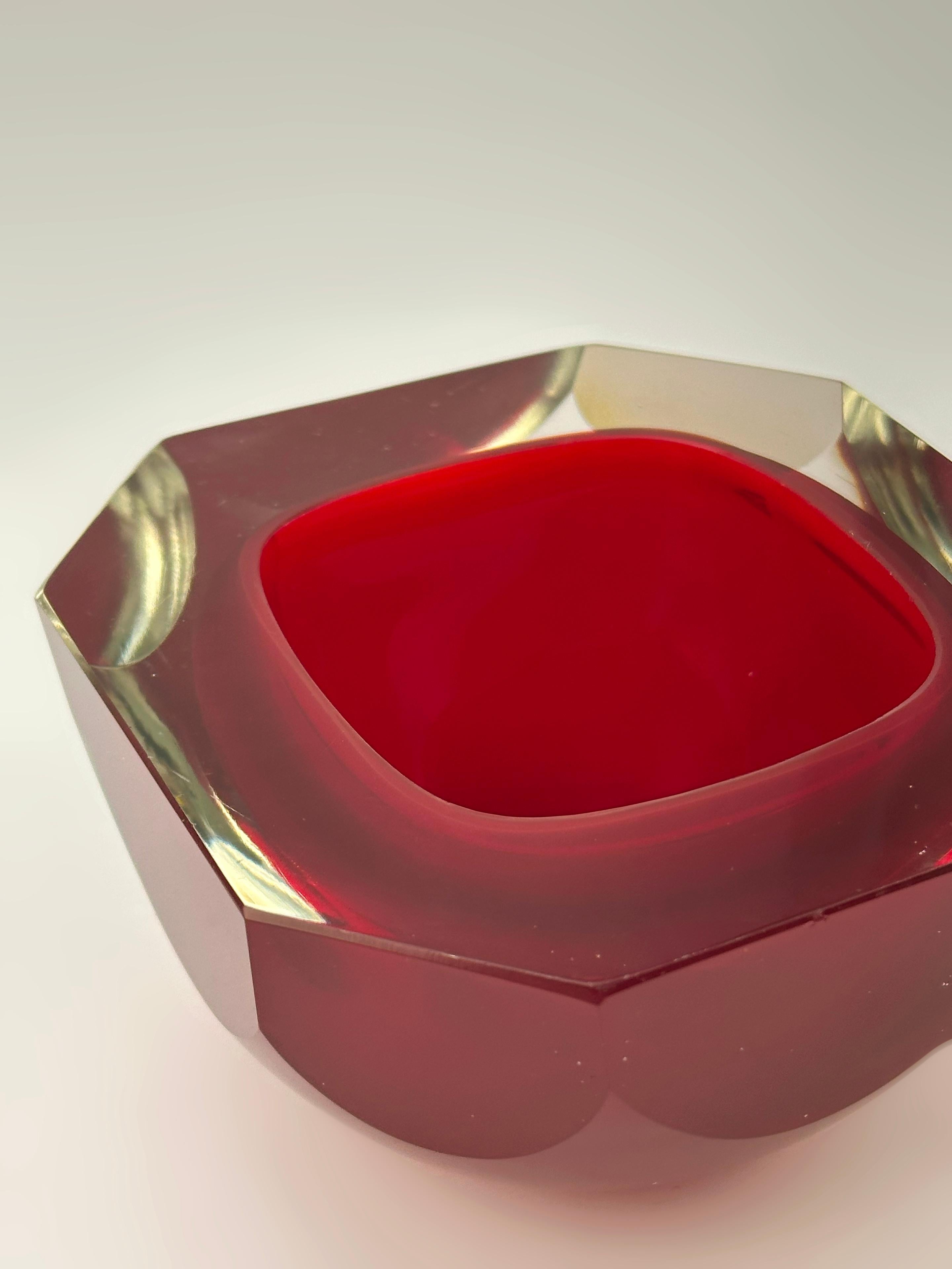 Exemple distinctif du verre d'art italien du milieu du siècle, cette coupe géodée vintage de Murano est attribuée à Flavio Poli pour Seguso Vetri d'Arte, vers les années 1960. 

Exécuté de manière experte selon la technique renommée du sommerso de