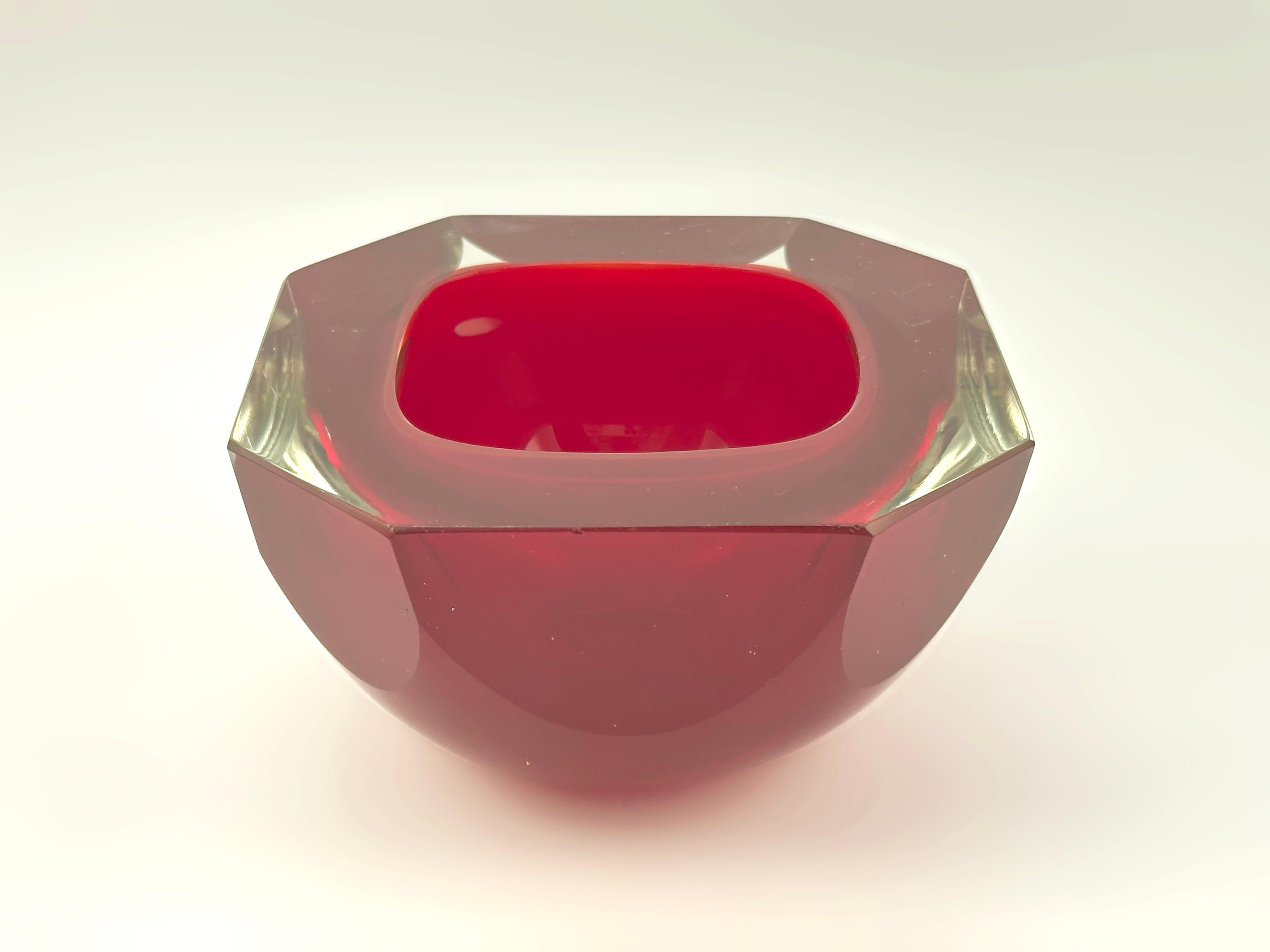Mid-Century Modern Verre Murano Glass Sommerso rouge, à facettes, bol à géode circa 1960 Italie en vente