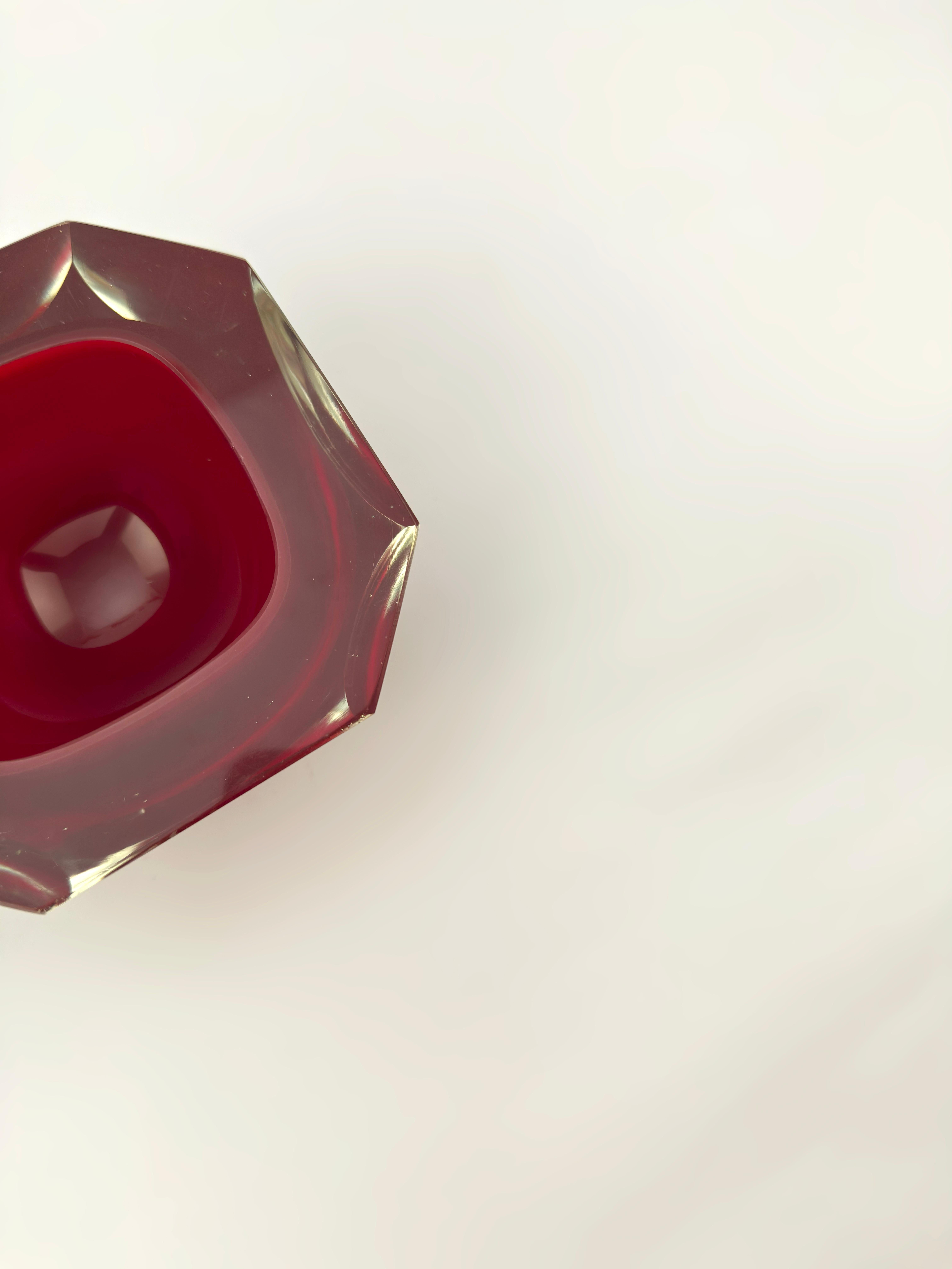 italien Verre Murano Glass Sommerso rouge, à facettes, bol à géode circa 1960 Italie en vente