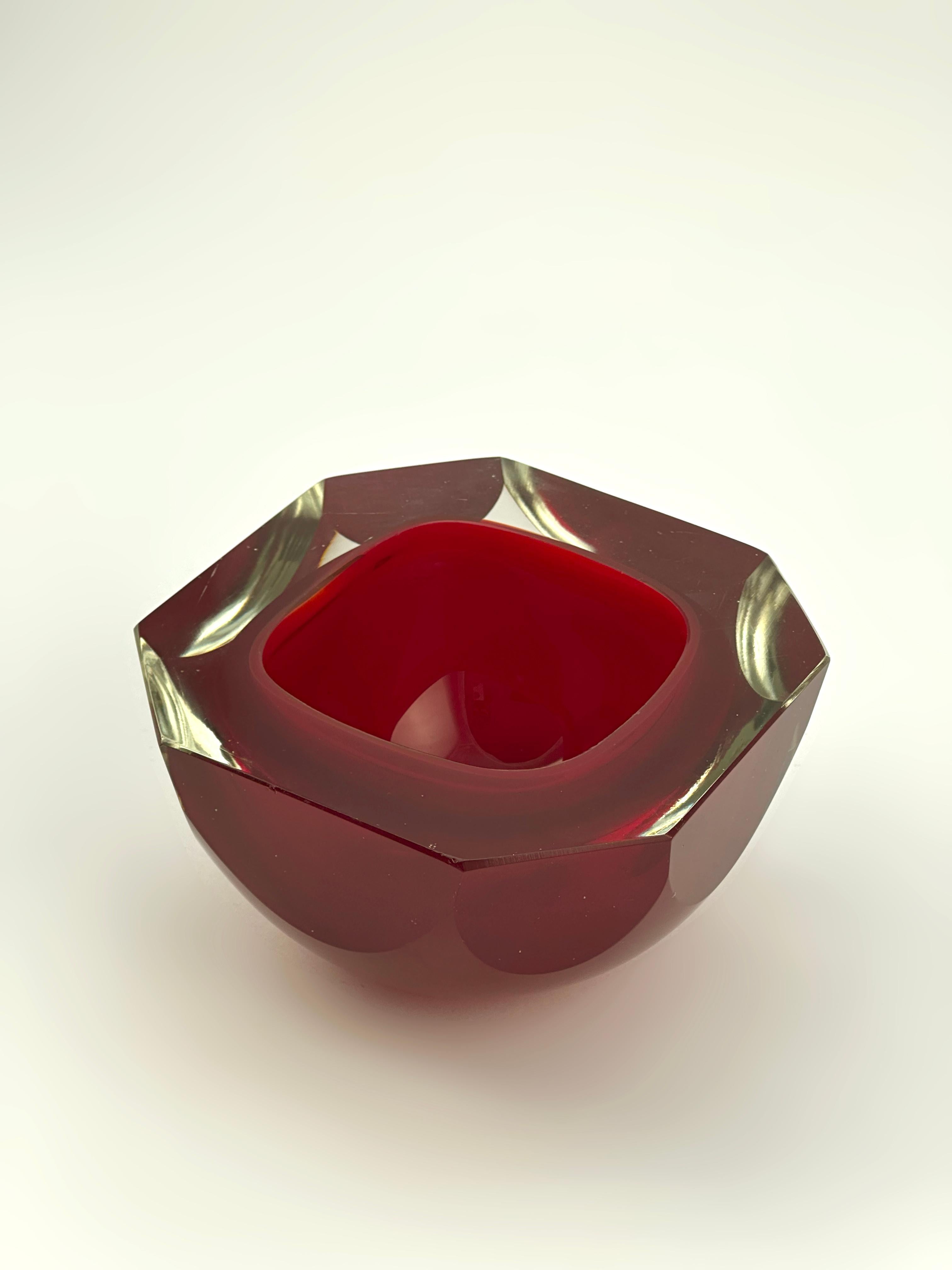Facetté Verre Murano Glass Sommerso rouge, à facettes, bol à géode circa 1960 Italie en vente