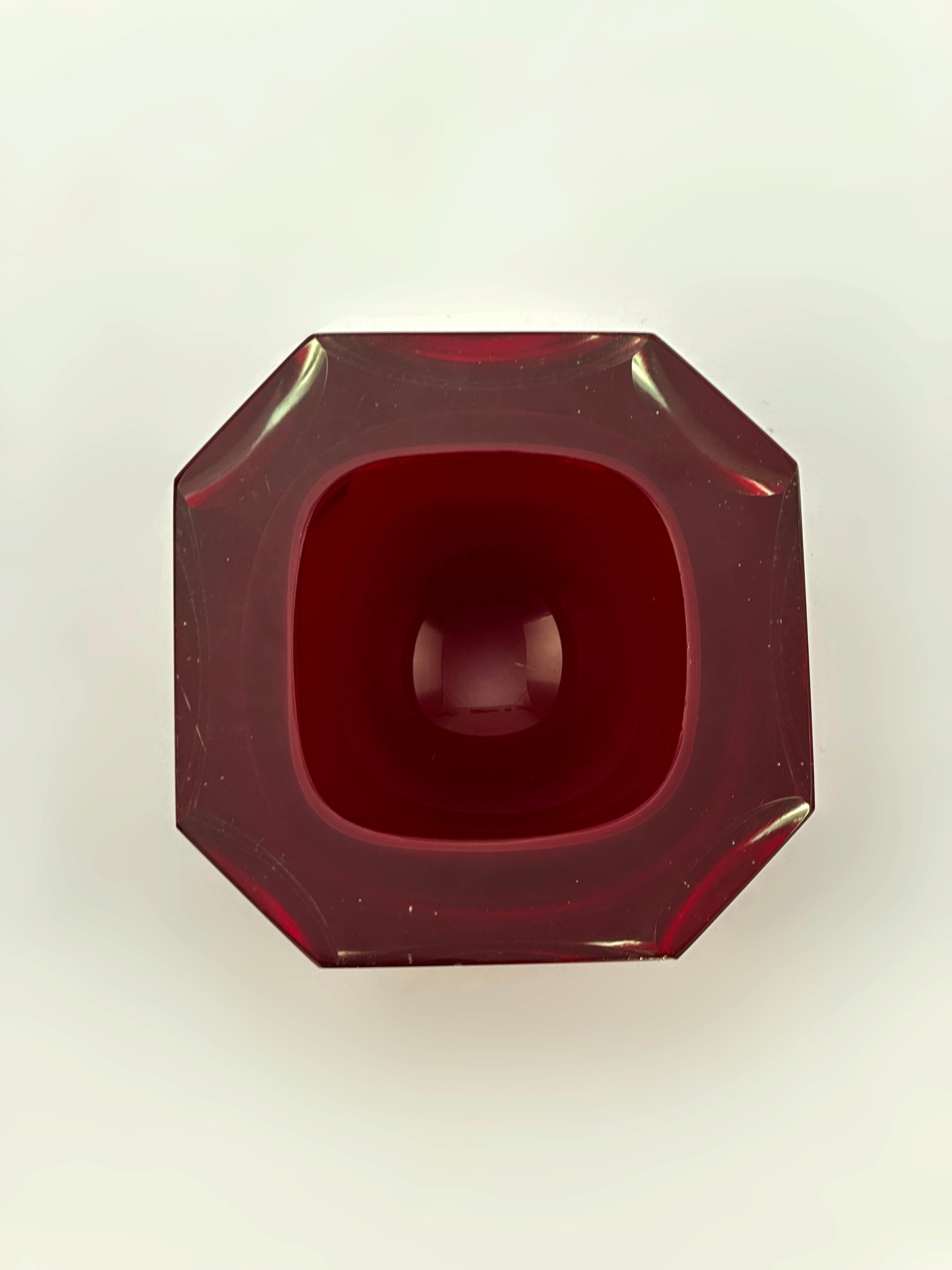 Verre Murano Glass Sommerso rouge, à facettes, bol à géode circa 1960 Italie Bon état - En vente à Glasgow, GB