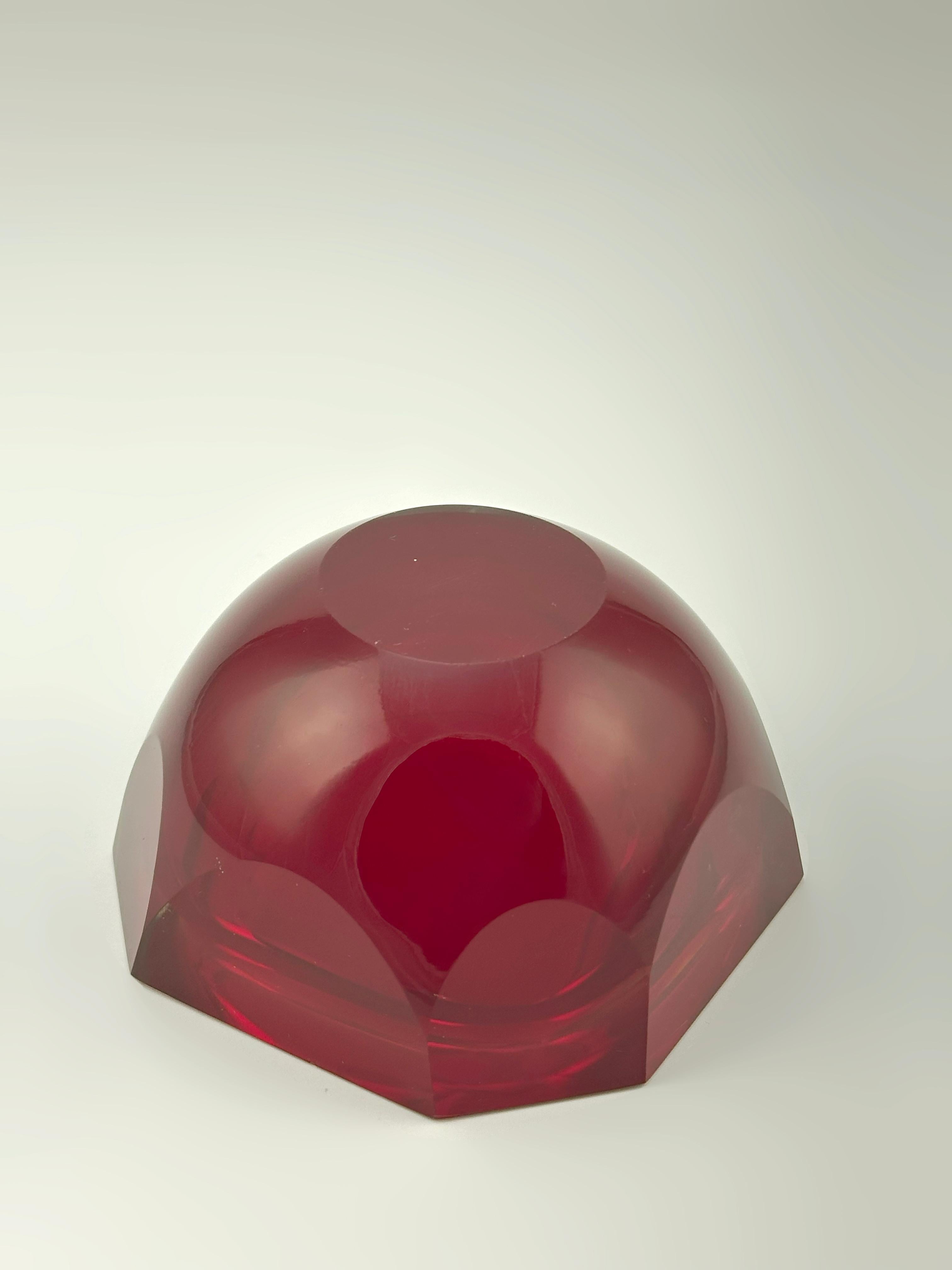 20ième siècle Verre Murano Glass Sommerso rouge, à facettes, bol à géode circa 1960 Italie en vente