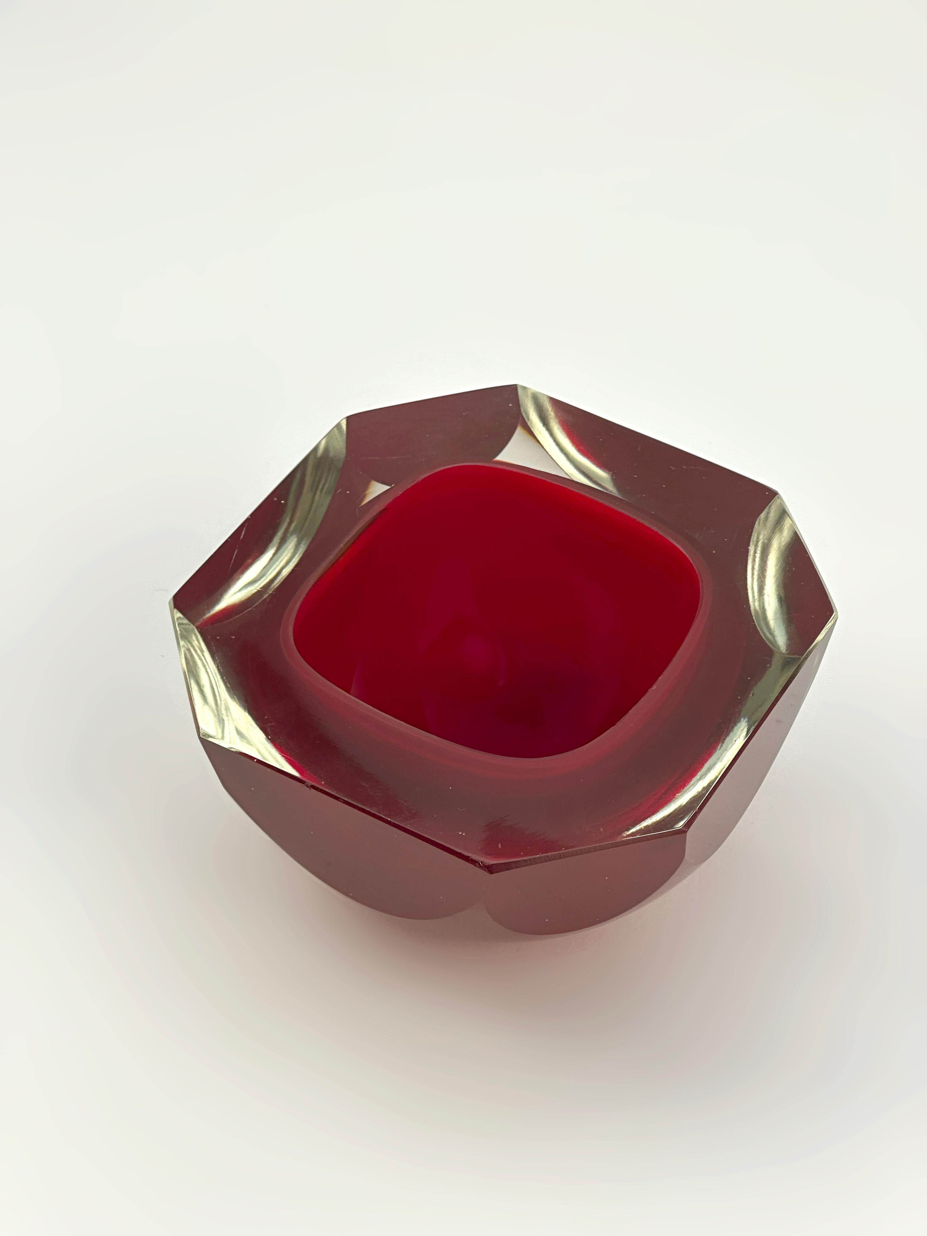 Verre de Murano Verre Murano Glass Sommerso rouge, à facettes, bol à géode circa 1960 Italie en vente