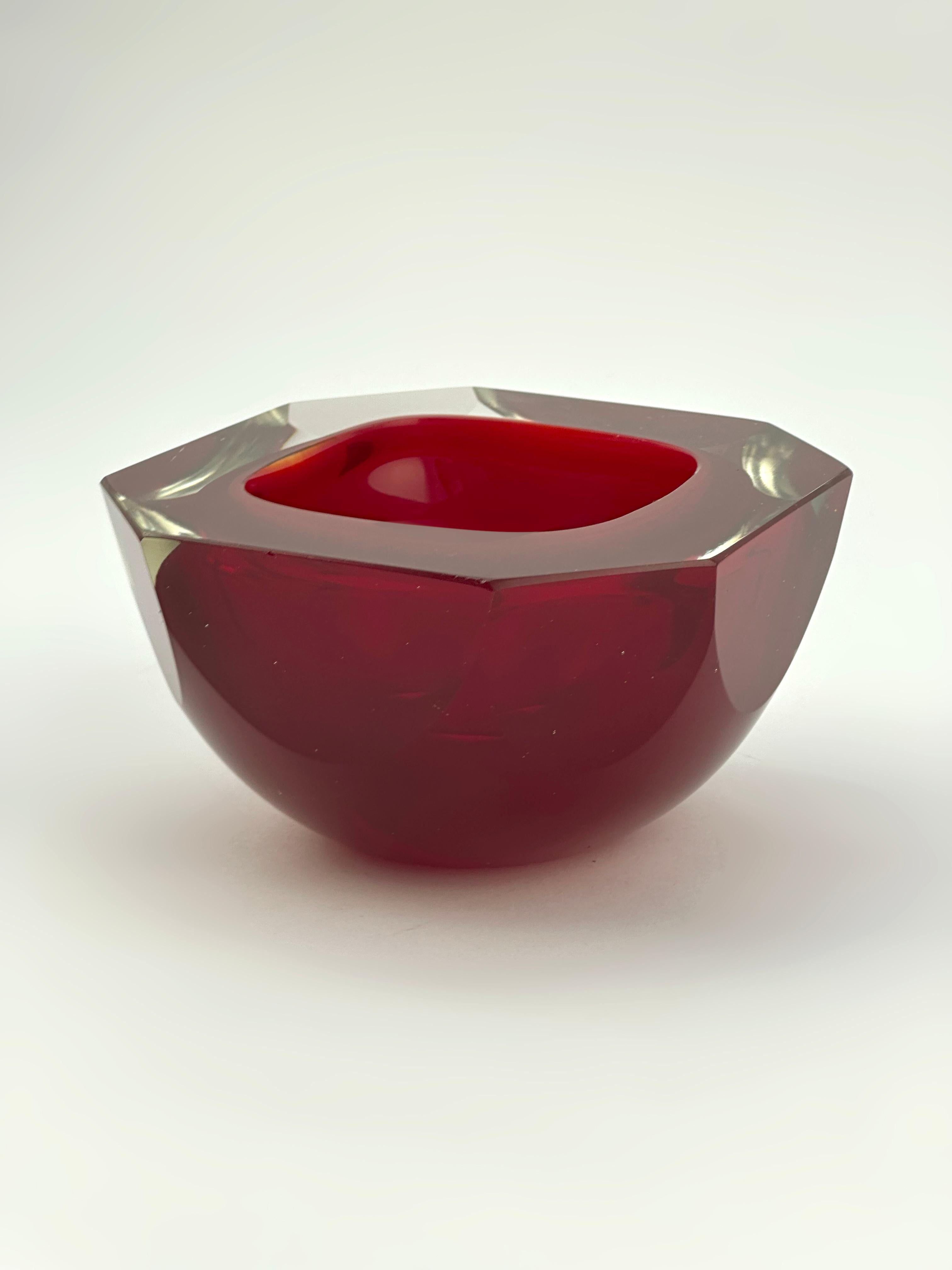 Verre Murano Glass Sommerso rouge, à facettes, bol à géode circa 1960 Italie en vente 1