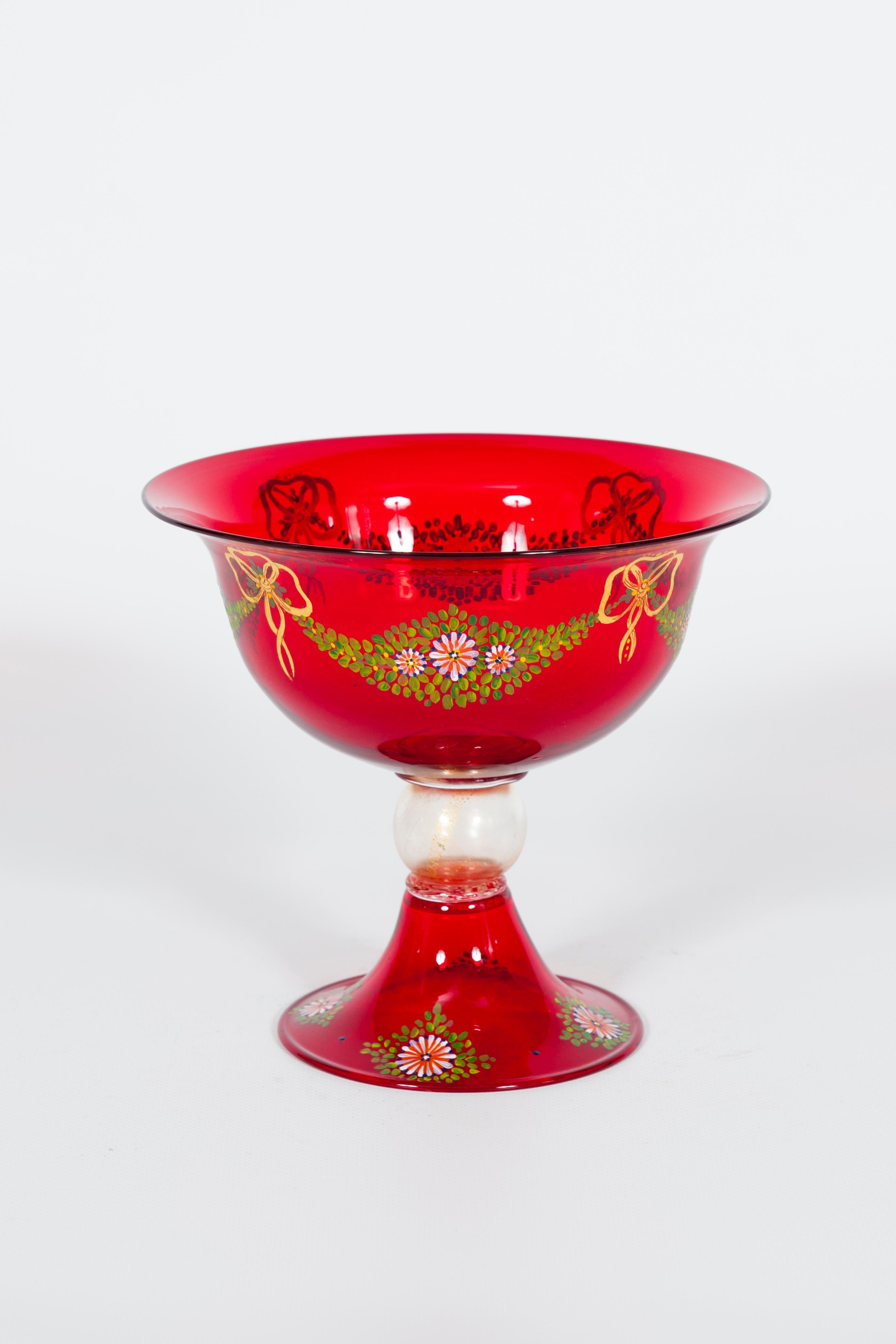 Copa de cristal de Murano rojo con guirnaldas pintadas a mano, atribuida a Caramea, años 90 en venta 2