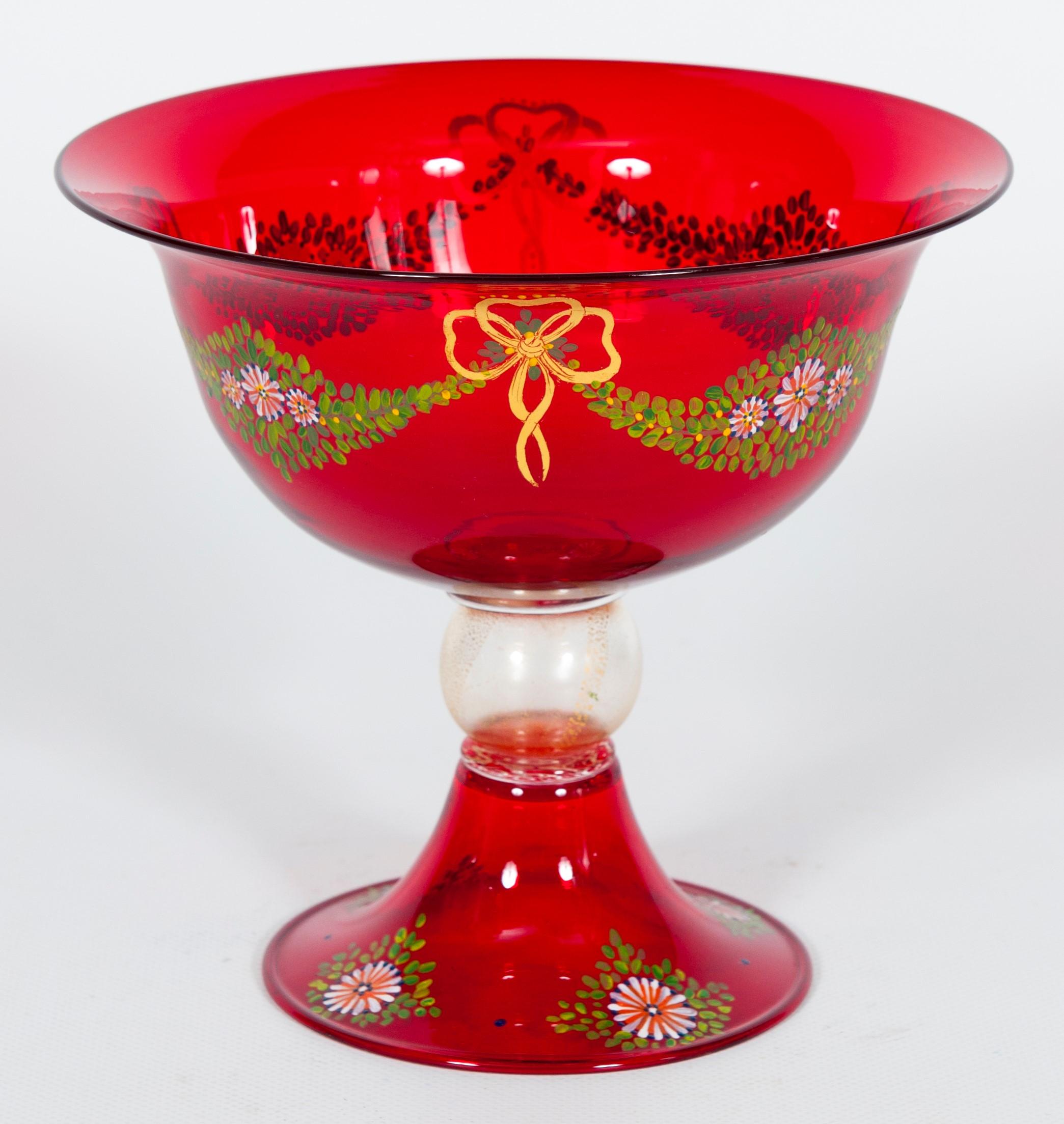 Copa de cristal de Murano rojo con guirnaldas pintadas a mano, atribuida a Caramea, años 90.
Se trata de una copa artística excepcional, realizada íntegramente con cristal de Murano en la década de 1990 y atribuida al estimado maestro veneciano