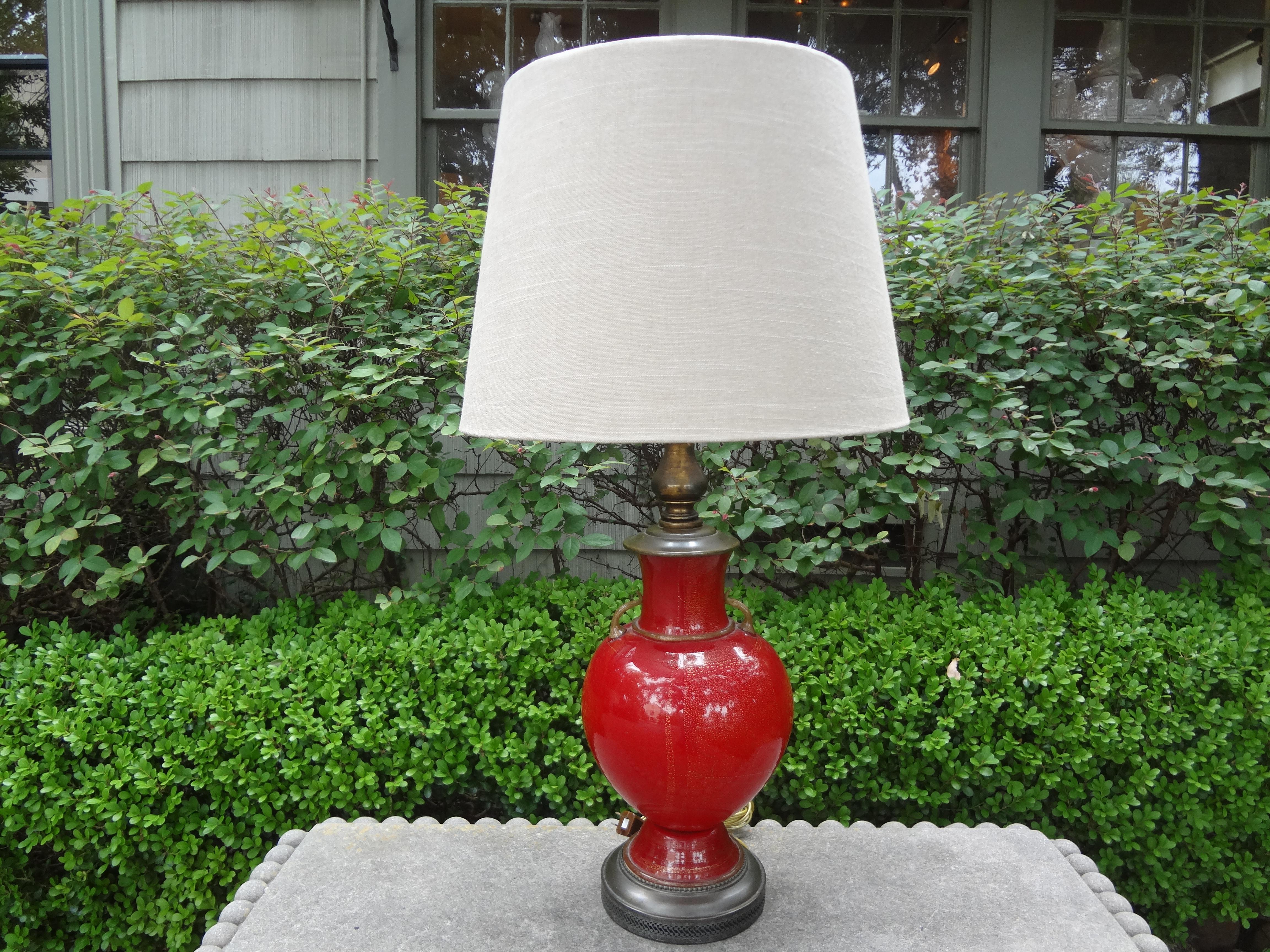 Magnifique verre de Murano par Seguso. Ce bel exemple est exécuté en verre rouge de Murano avec des mouchetures d'or sur l'ensemble et de délicates poignées en verre doré. Cette lampe inhabituelle en verre de Murano a été remise aux normes