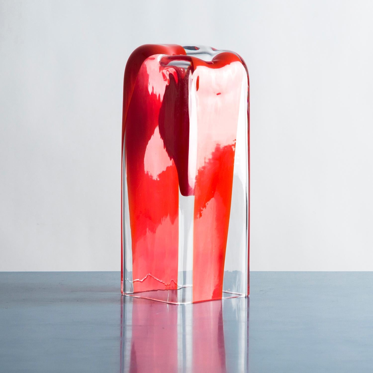 Vaso scultoreo in vetro di Murano trasparente e rosso disegnato negli anni '70 da Carlo Nason per Mazzega.