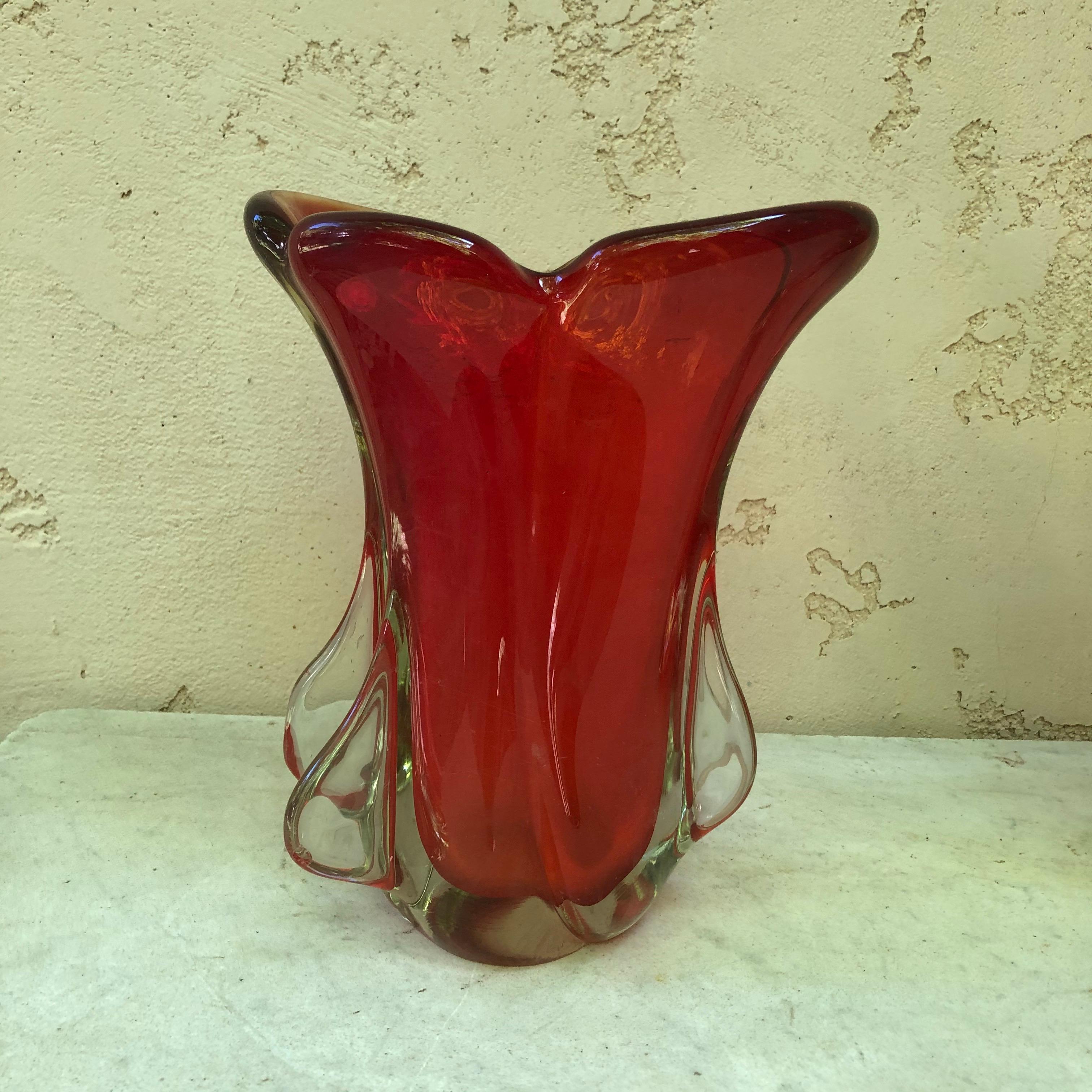 Vase en verre rouge de Murano, vers 1960.