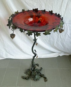 Pedestal de hierro con vides de Murano rojo de Umberto Belloto