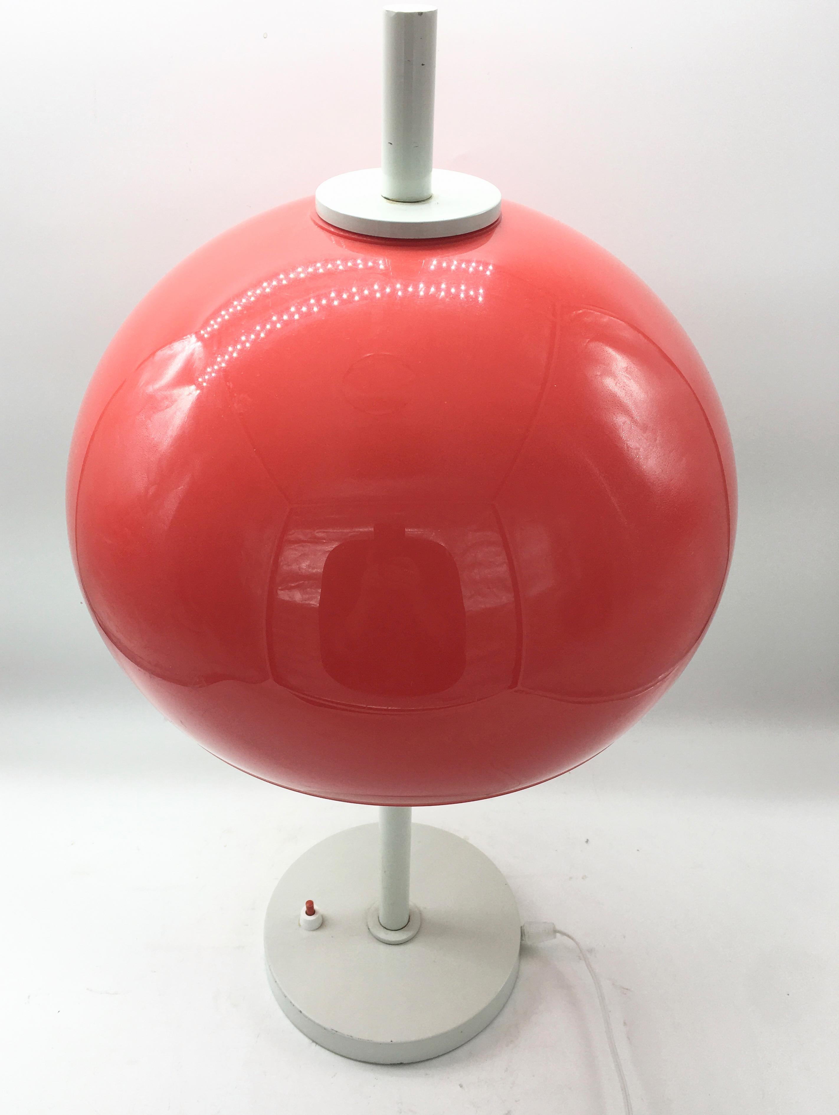 Table lamp from the 70s with red Perspex diffuser, stem and base in white painted metal, and red switch on the base. The line is very elegant and cheerful, it can be used in a living room, bedroom, studio.