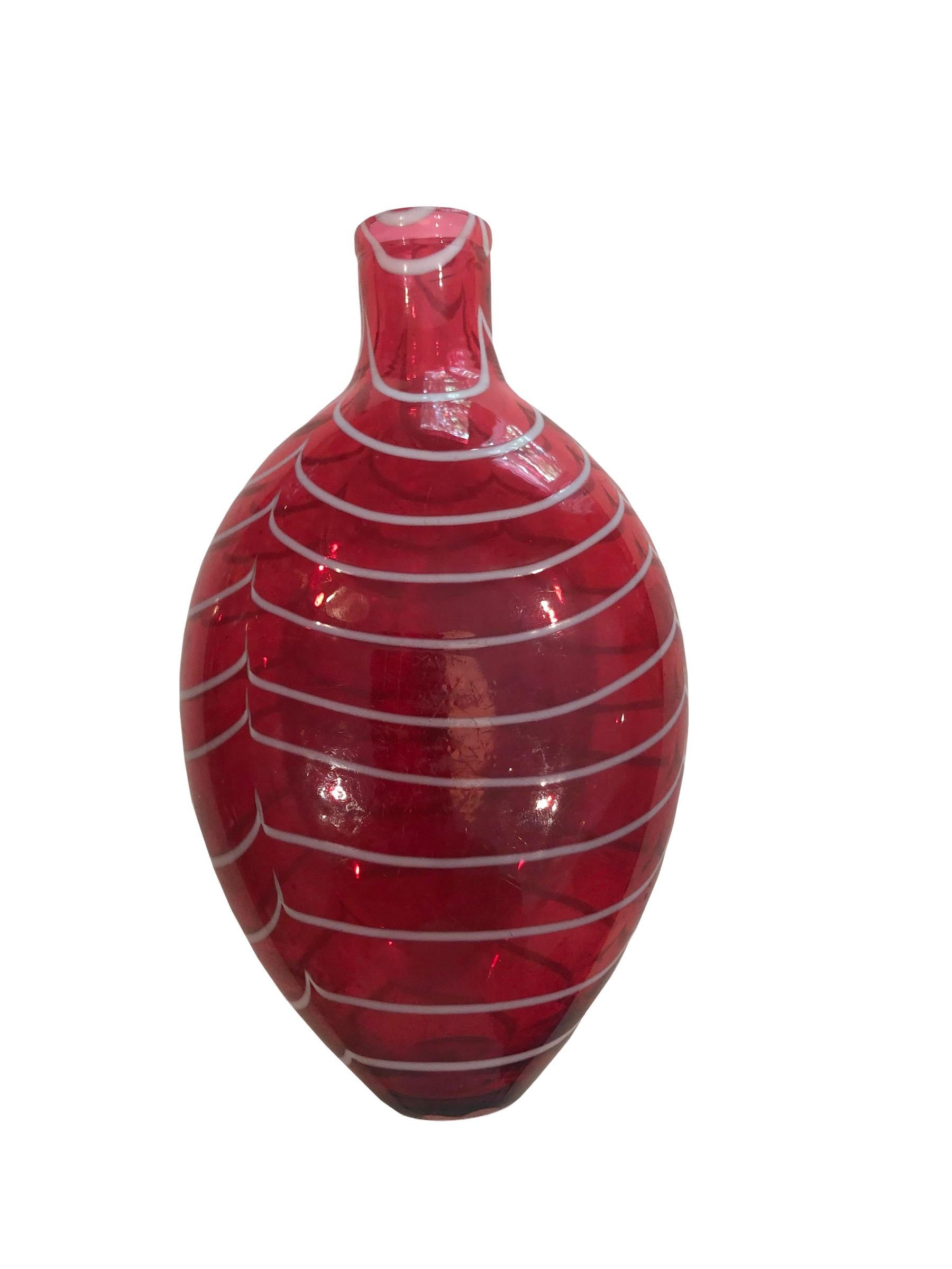 Una fiaschetta tascabile in vetro rosso inglese Nailsea con rivestimento bianco. Vetro soffiato di Nailsea, molto fine, inizio XIX secolo, 1830.