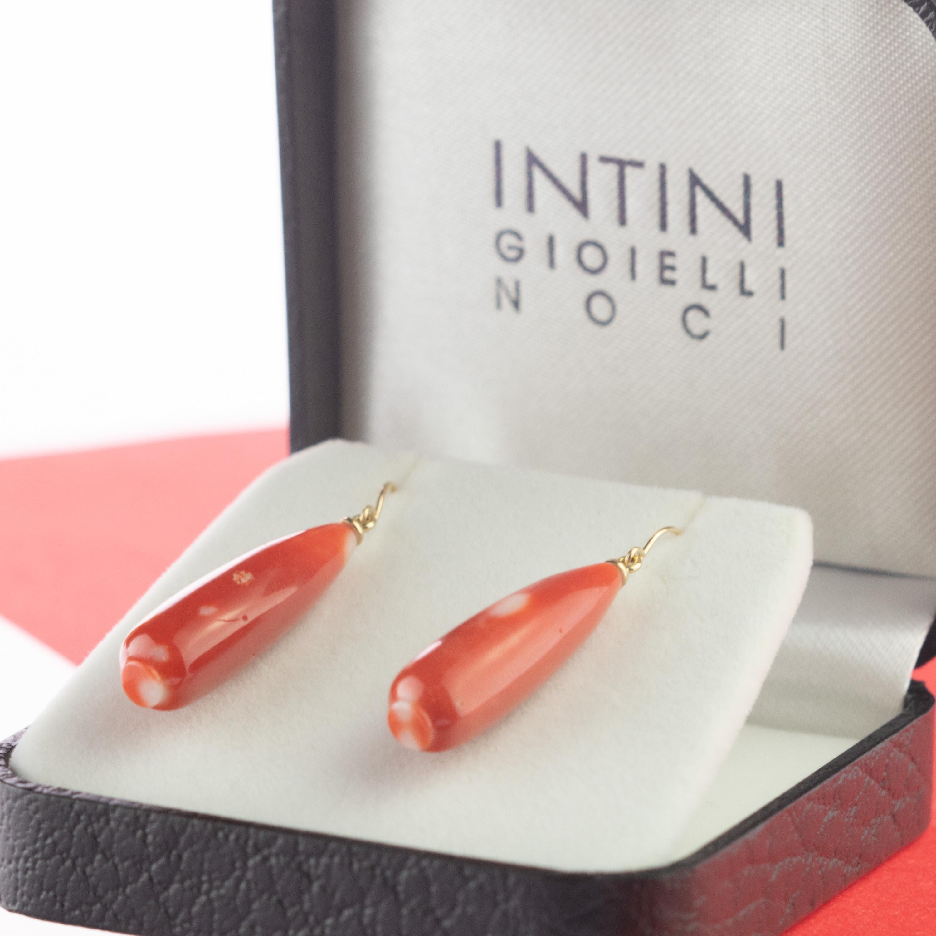 This stunning masterpiece with high quality craftsmanship was born in the Intini Jewels workshop. Our designers add all the italian modern style and glamour in one exquisite piece. Stunning crafted 36 carat coral dangle drops, hanging from 18 karat