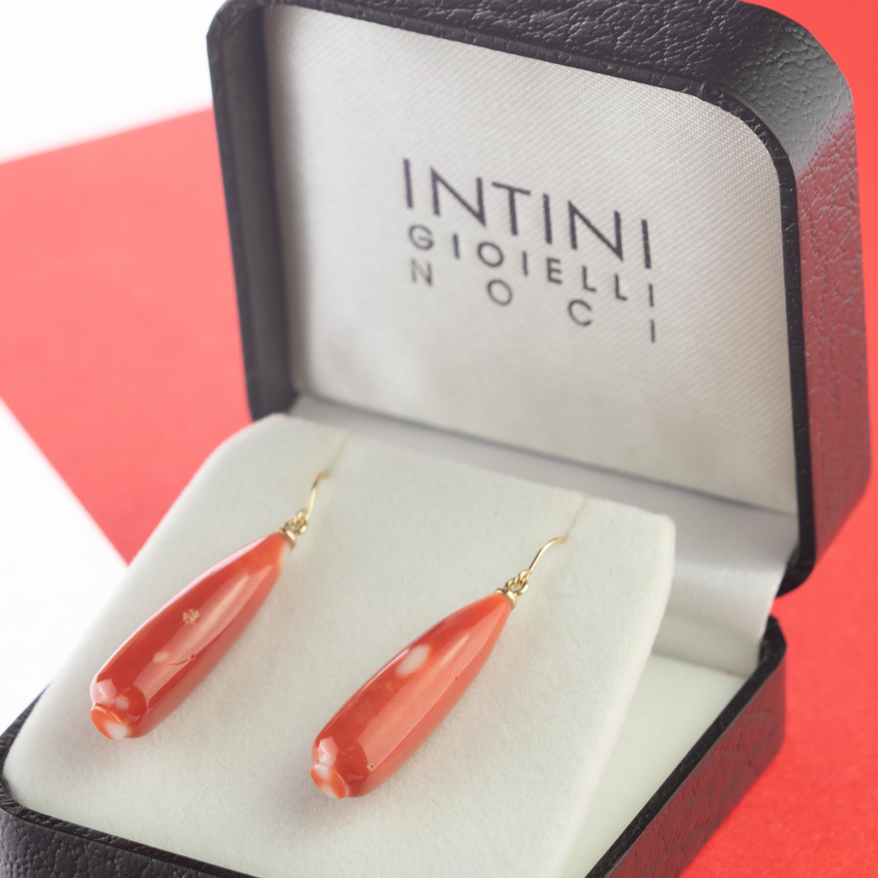 Red Natural Coral Bold Tear Drop 18 Karat Yellow Gold Dangle Chic Earrings For Sale 2
