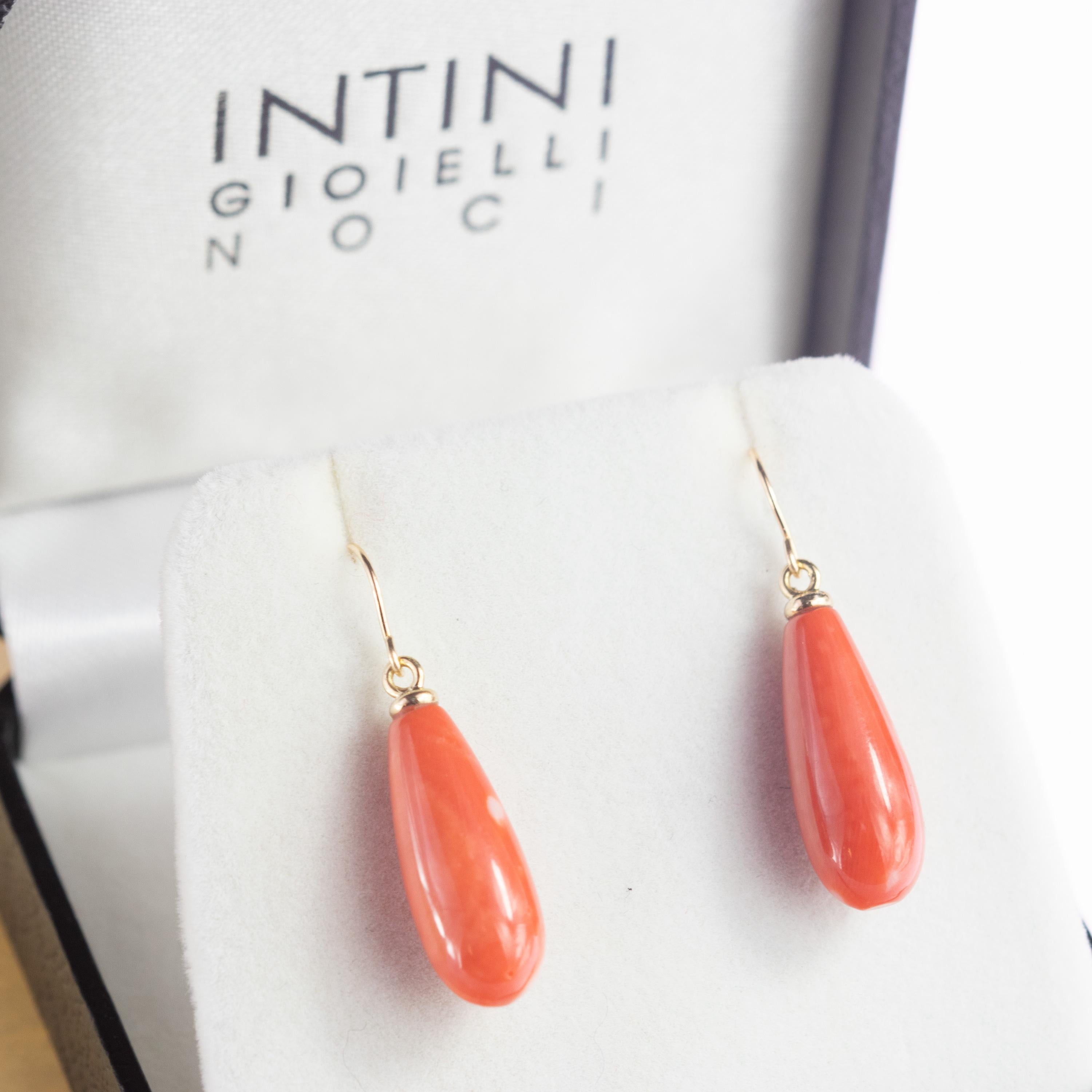 Red Natural Coral Bold Tear Drop 18 Karat Yellow Gold Dangle Ear Wires Earrings In New Condition For Sale In Milano, IT