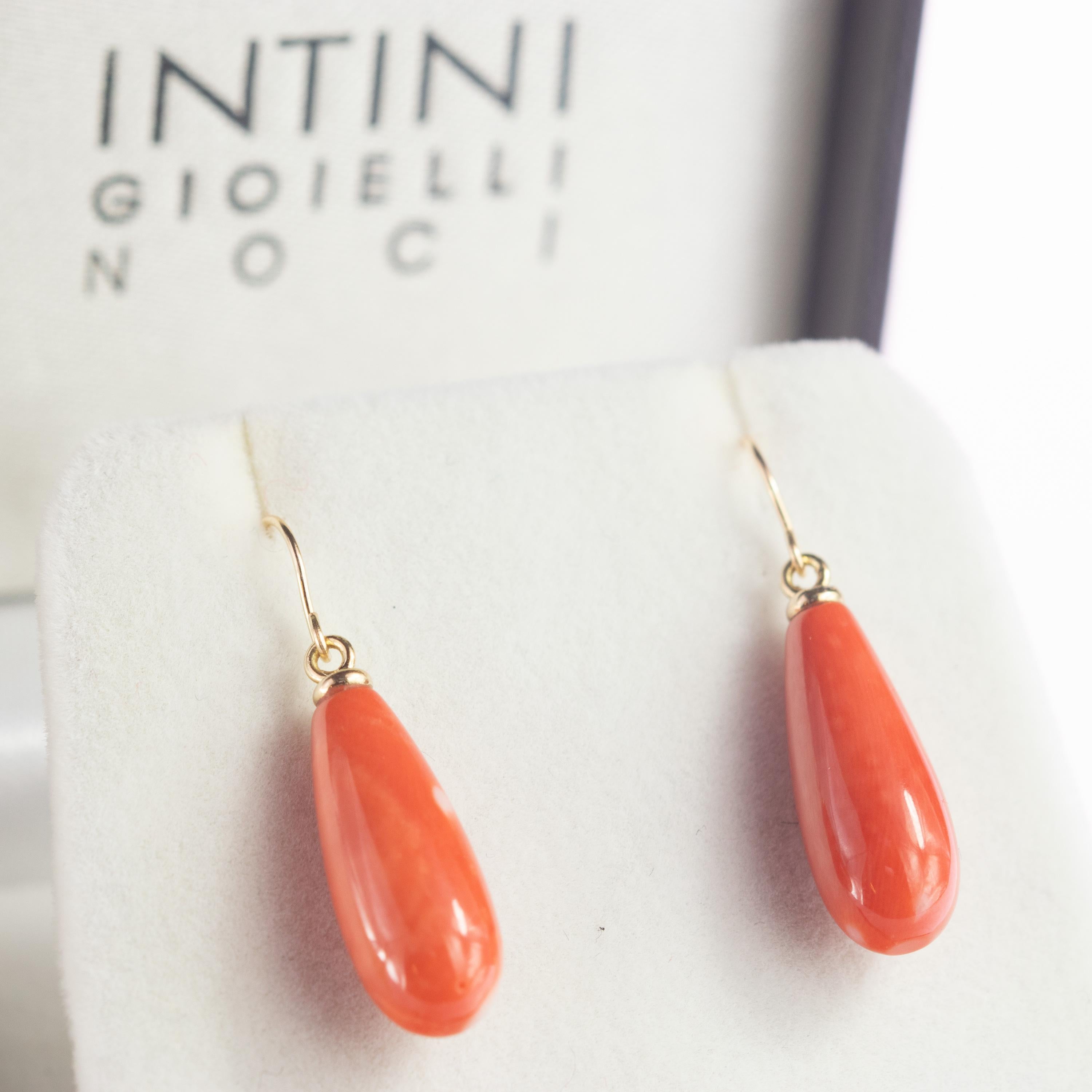 Women's Red Natural Coral Bold Tear Drop 18 Karat Yellow Gold Dangle Ear Wires Earrings For Sale