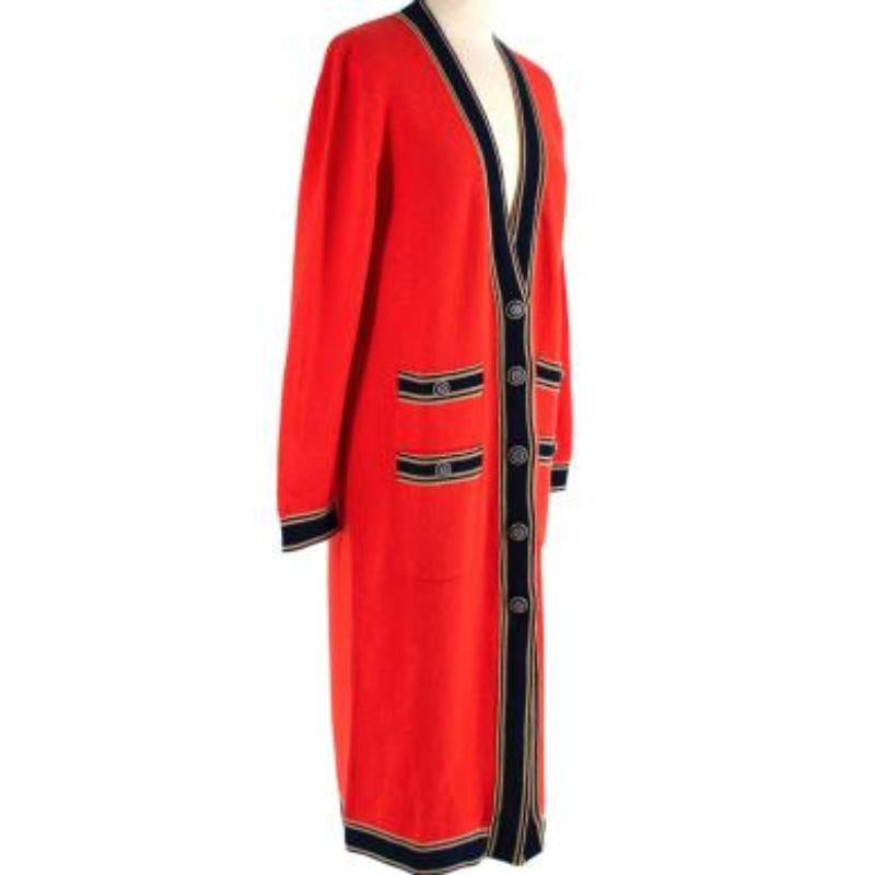 Chanel rot & marineblau Kaschmir CC Knopf Longline Strickjacke
 
 - Lang geschnittene Strickjacke mit V-Ausschnitt aus kostbarem, weichem Kaschmir mit Griff
 - Durchgeknöpft, mit kontrastierender marine- und kamelfarbener Knopfleiste und mit CC