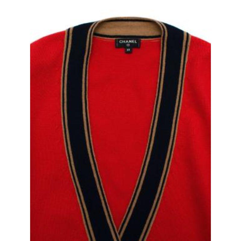 Rote & marineblaue Kaschmir-Strickjacke mit Knopfleiste CC im Angebot 1