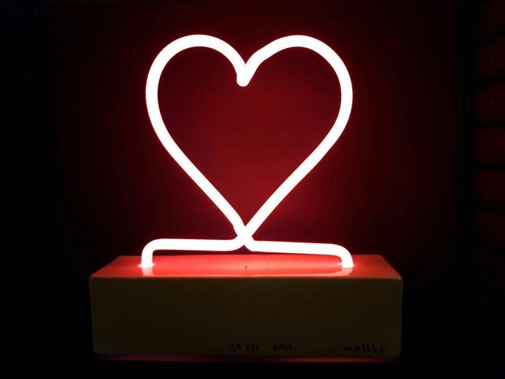 Red neon lamp in the shape of a heart by Diego Mattahi
Diego Matthai Springer (CDMX, March 19, 1942) is a Mexican architect, designer and artist. He has been awarded several prizes such as the recognition of his career in interior design AMDI