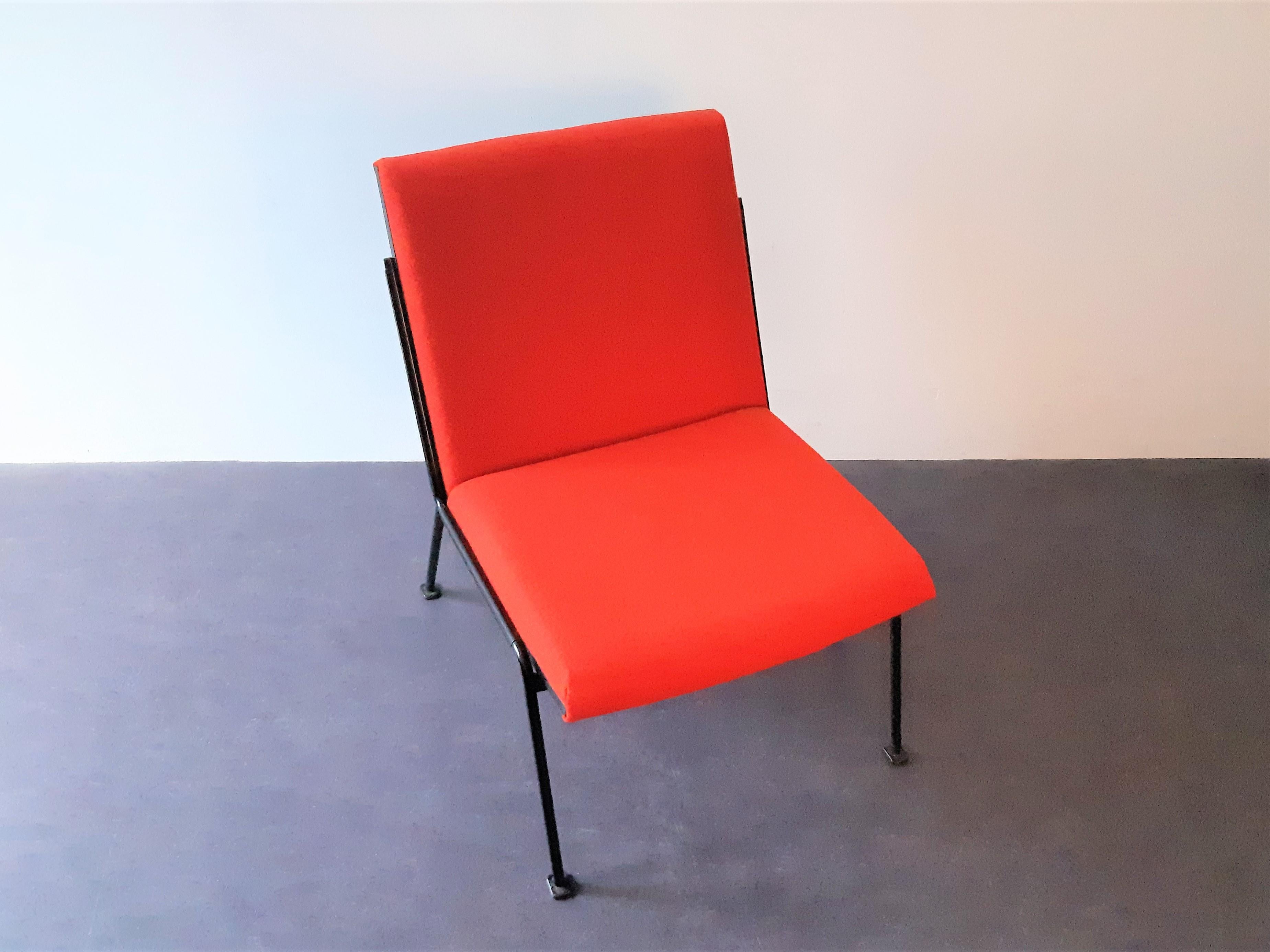 Der Oase-Sessel wurde 1958 von Wim Rietveld für Ahrend de Cirkel entworfen und 1959 mit dem Signe d'Or ausgezeichnet. Ein schönes Stück niederländisches Design! Dieser Stuhl ist neu gepolstert mit einem schönen roten Kvadrat-Stoff (Tonus 4, Farbe
