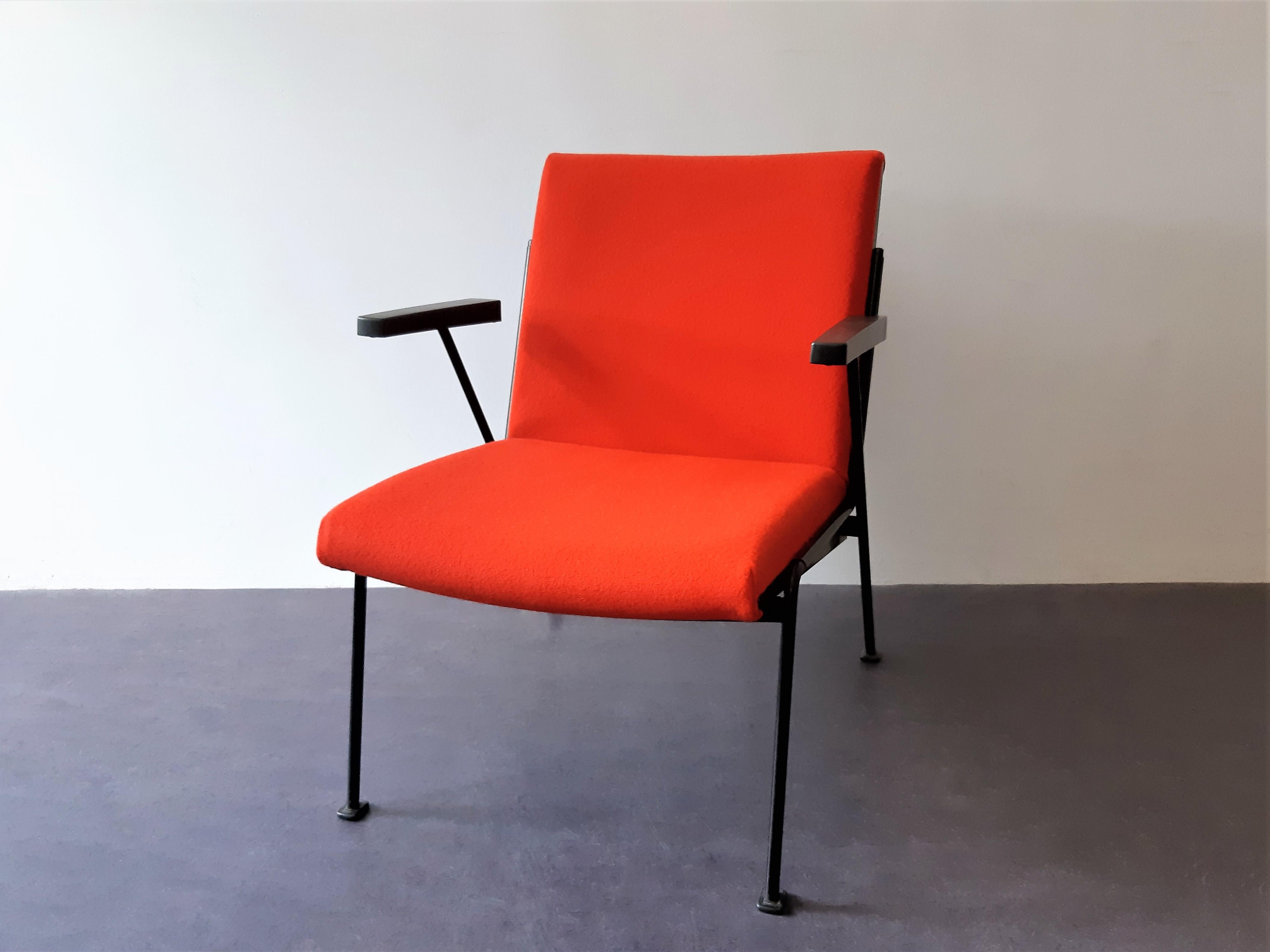 The Oase lounge chair was designed by Wim Rietveld for Ahrend de Cirkel in 1958, and gained the Signe d'Or price in 1959. A beautiful piece of Dutch design! These chairs are newly upholstered in a beautiful red kvadrat fabric (Tonus 4, color 608)