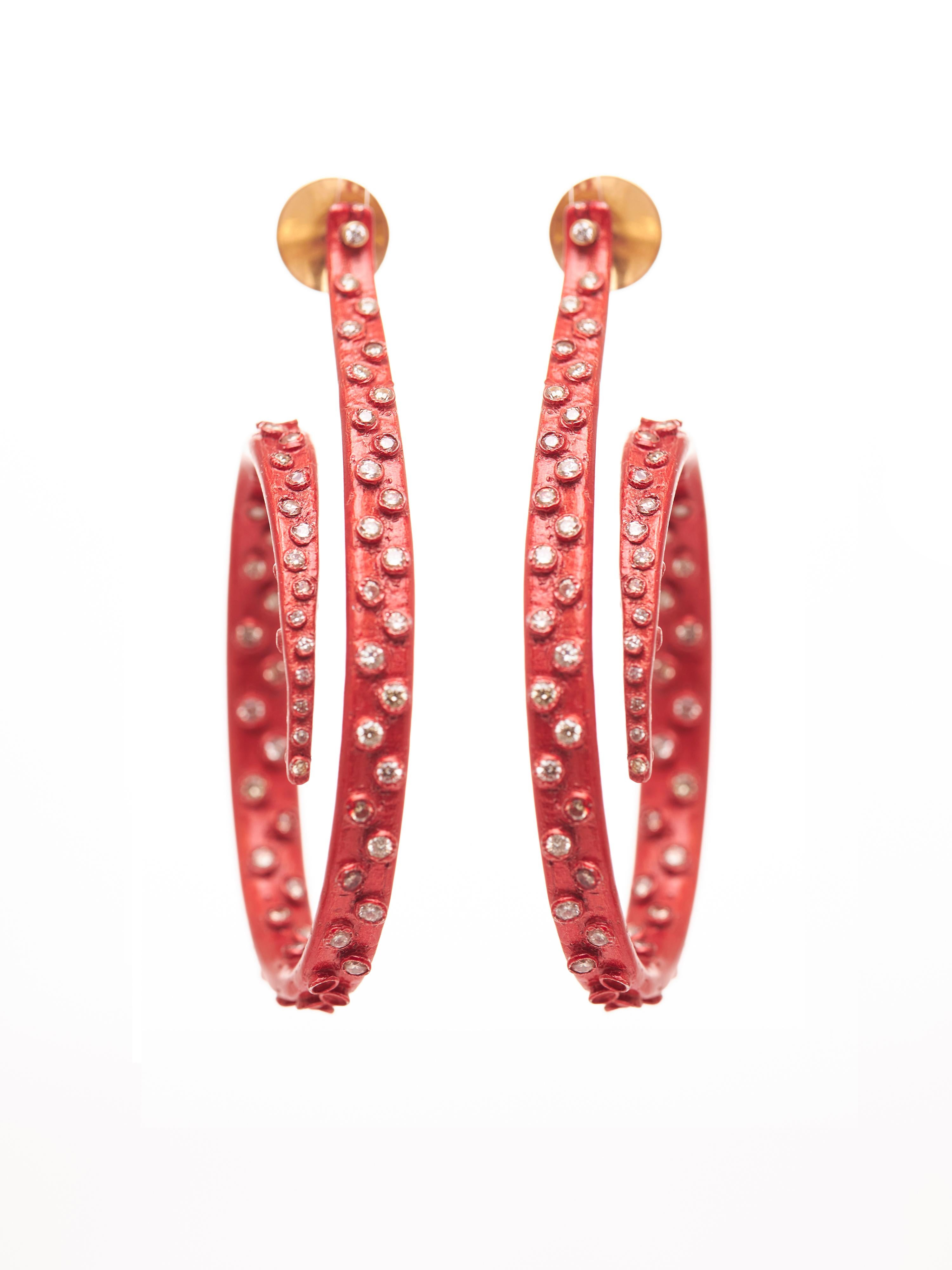 Contemporaneo Orecchini a forma di polpo rosso in alluminio riciclato, oro 18kt e diamanti in vendita