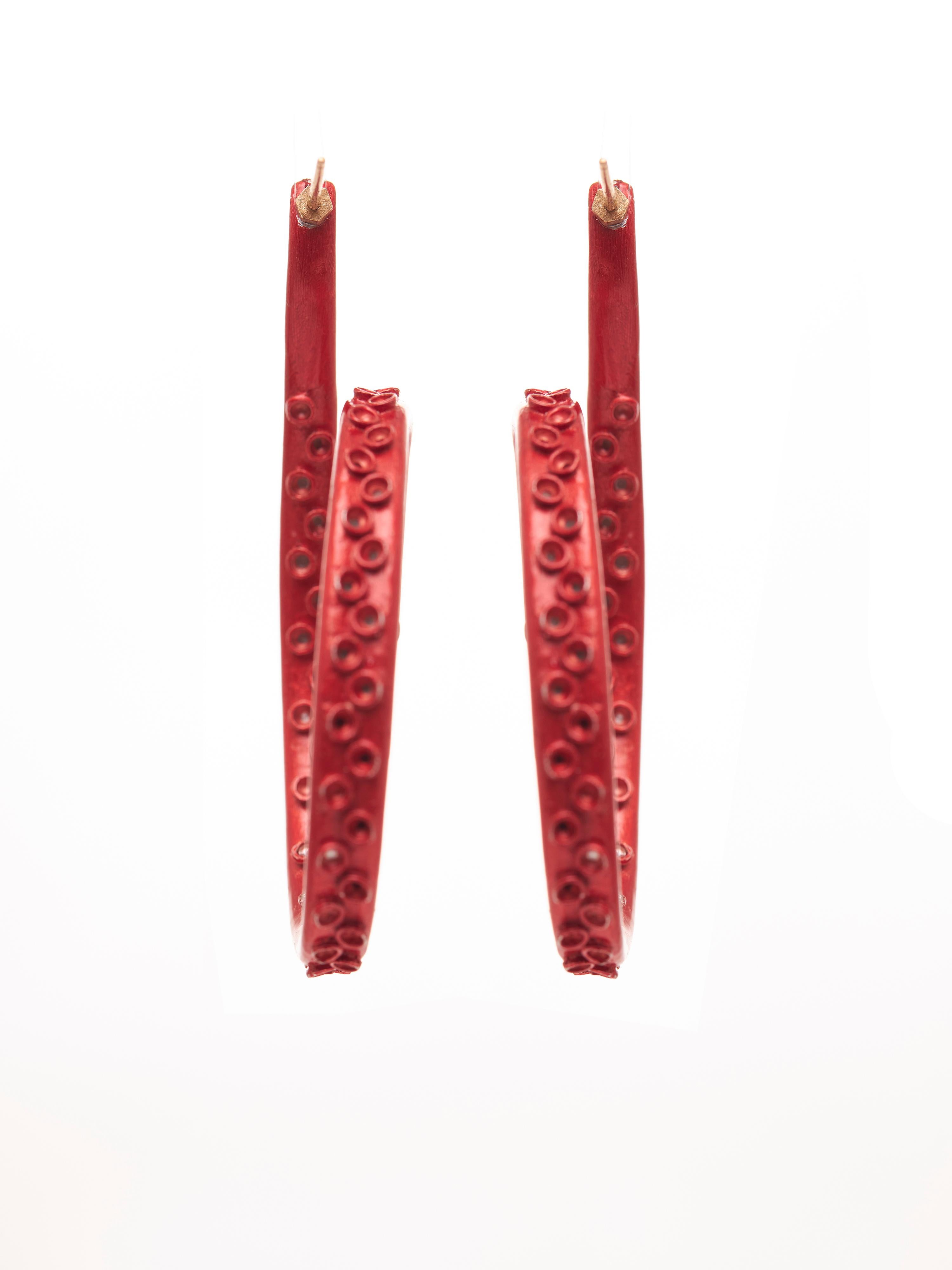 Orecchini a forma di polpo rosso in alluminio riciclato, oro 18kt e diamanti In condizioni Nuovo in vendita a Mumbai, IN