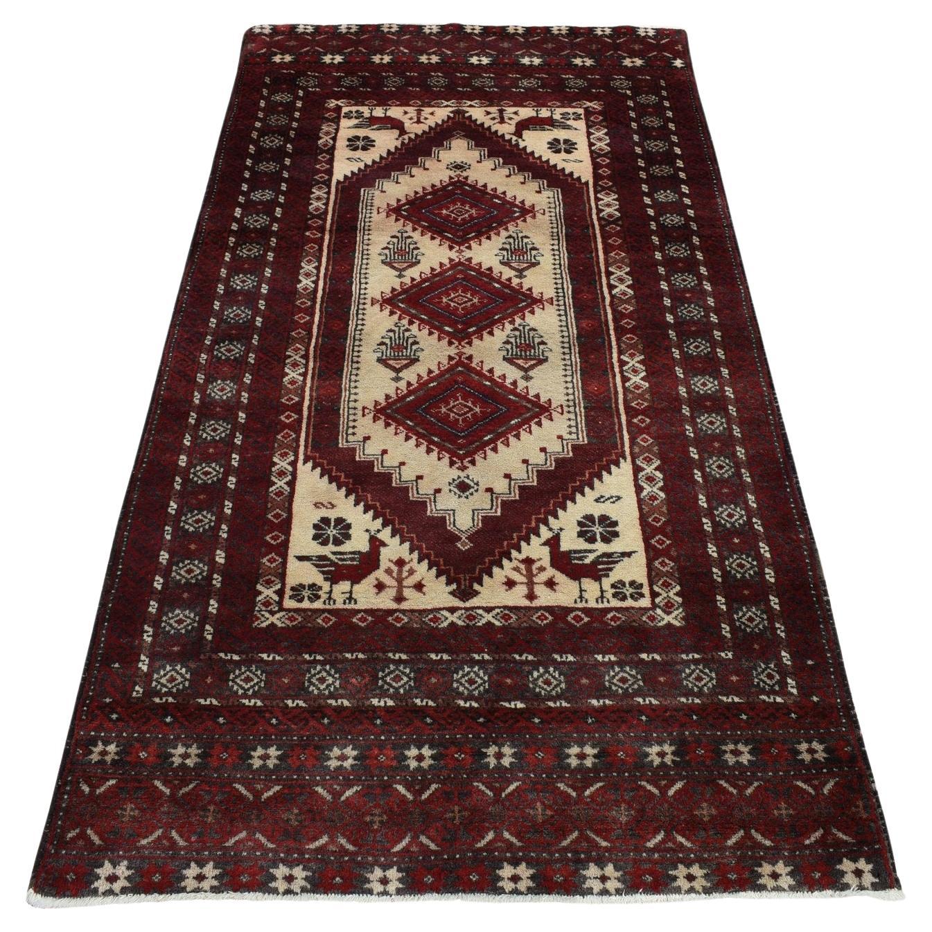 Tapis à poils longs géométriques en pure laine rouge de style baluch persan ancien noué à la main 3'7"x7'1"