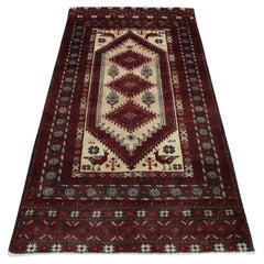 Tapis à poils longs géométriques en pure laine rouge de style baluch persan ancien noué à la main 3'7"x7'1"