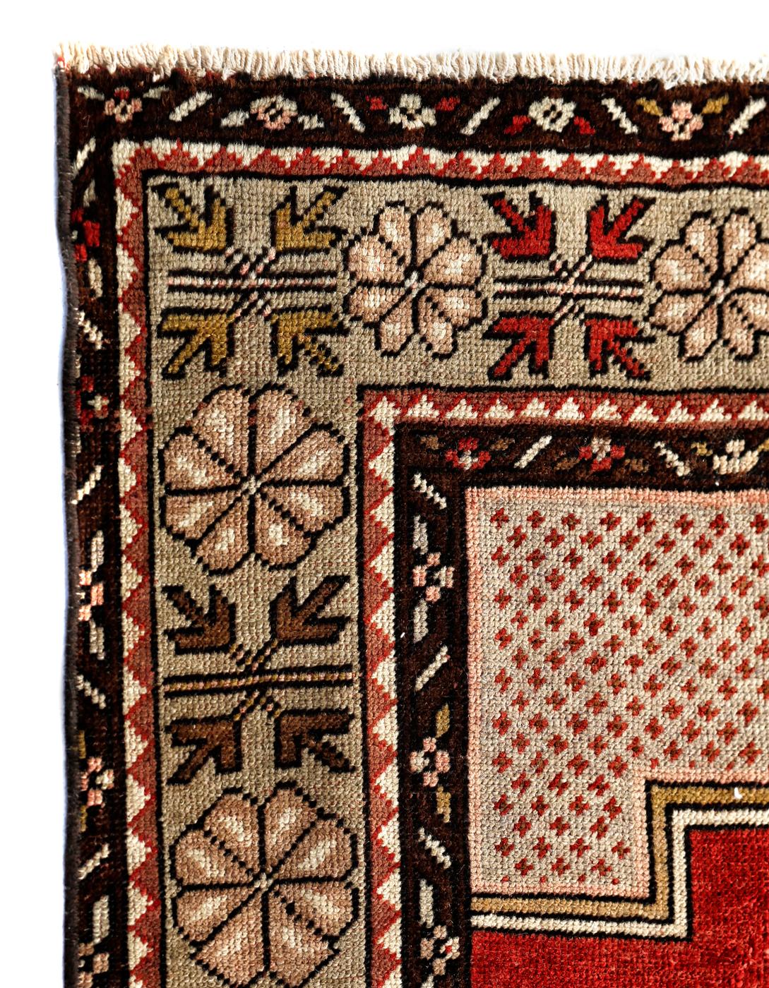 Anatolian rugs are hand knotted in the Central Anatolia or Asia Minor region of Turkey. The patterns are from ottoman era as well as modern Turkey. The central medallion used in this rug symbolizes the central authority of the ottoman sultans. In