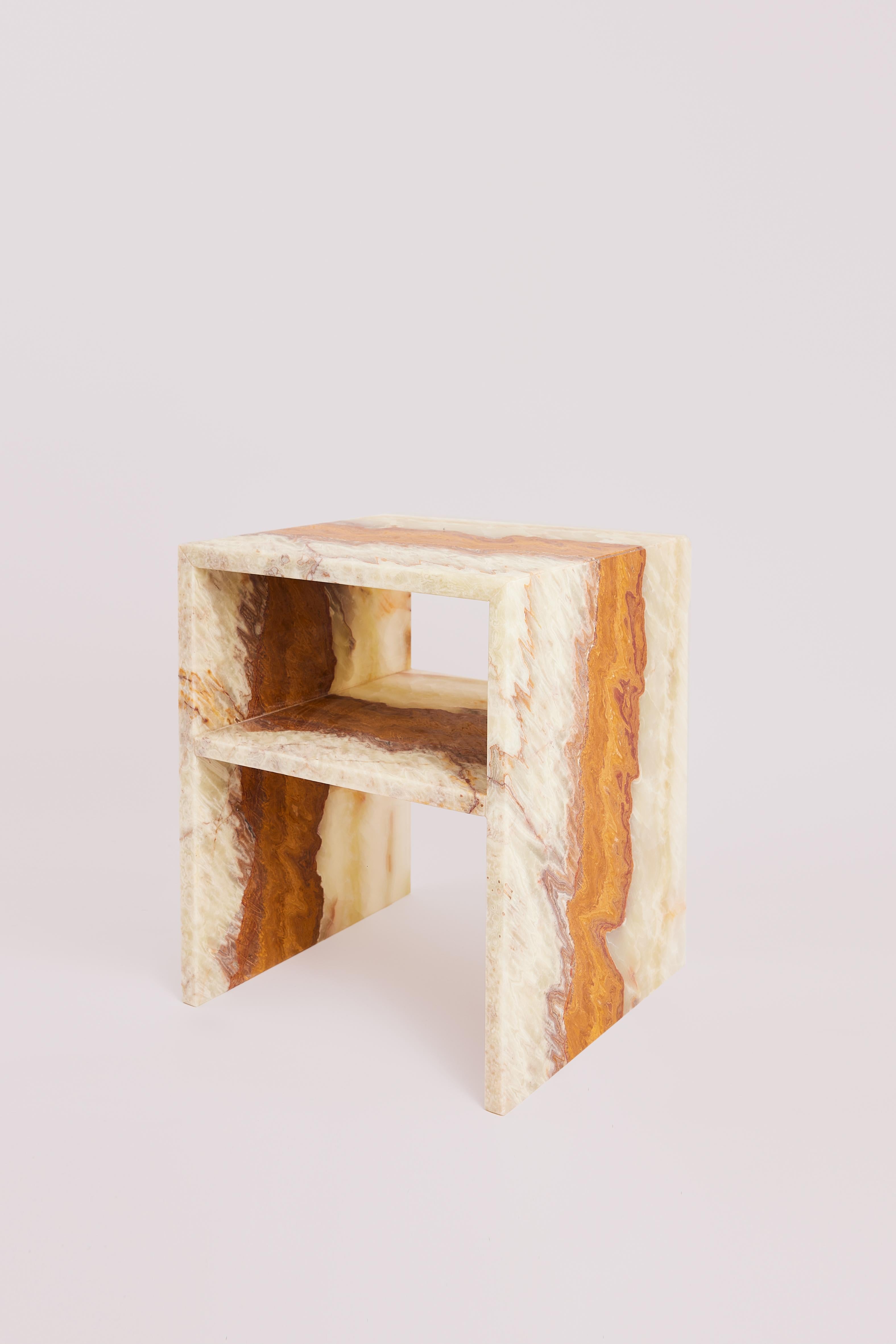 Table de chevet Rosa en onyx rouge du Studio Gaia Paris Neuf - En vente à Geneve, CH