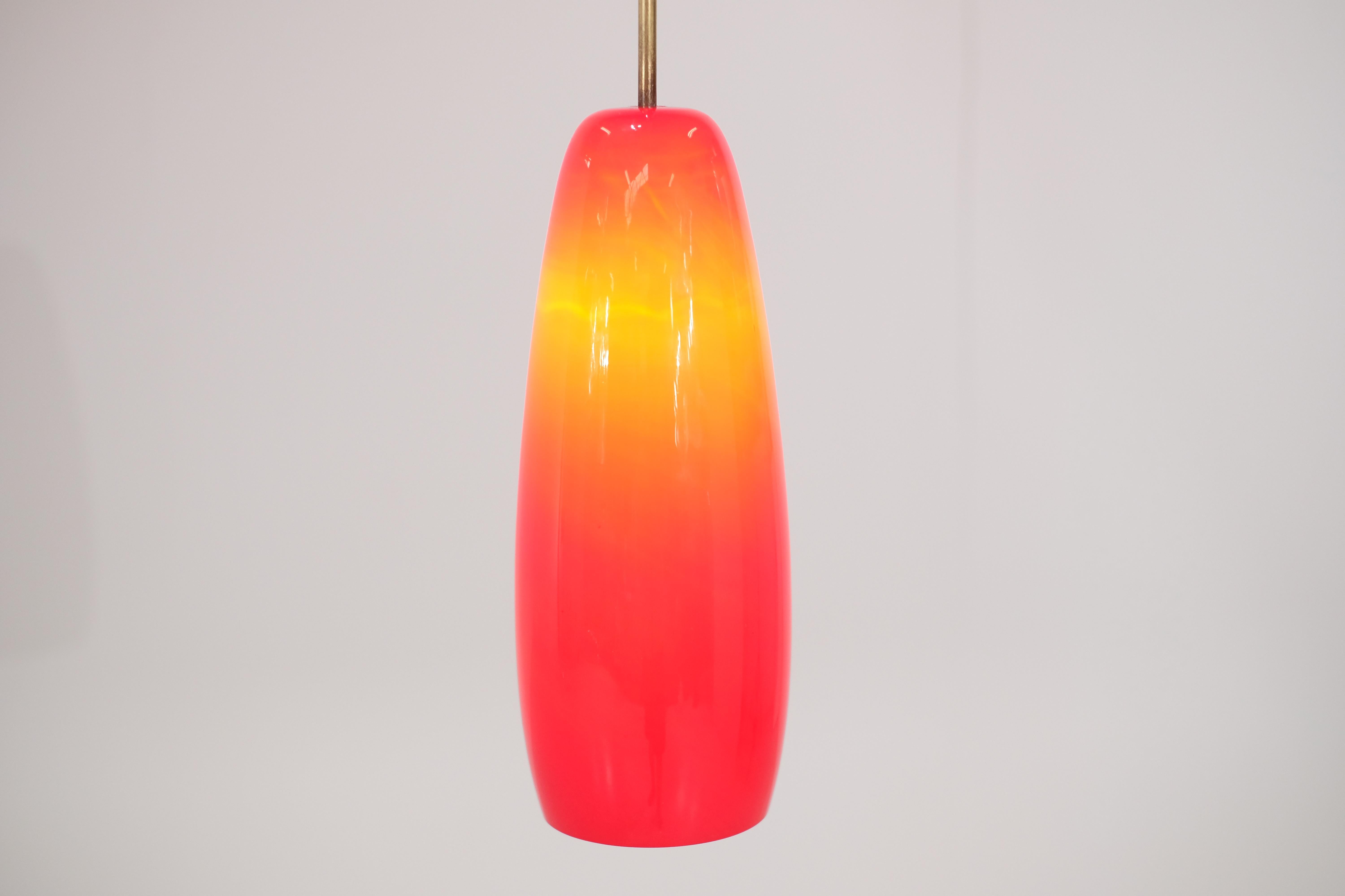 Magnifique lampe italienne en opaline rouge des années 70.
Cette lampe offre un dégradé de lumière particulièrement intéressant. 
N'hésitez pas à demander plus de photos ou de vidéos de la lampe.
Il est en très bon état vintage.