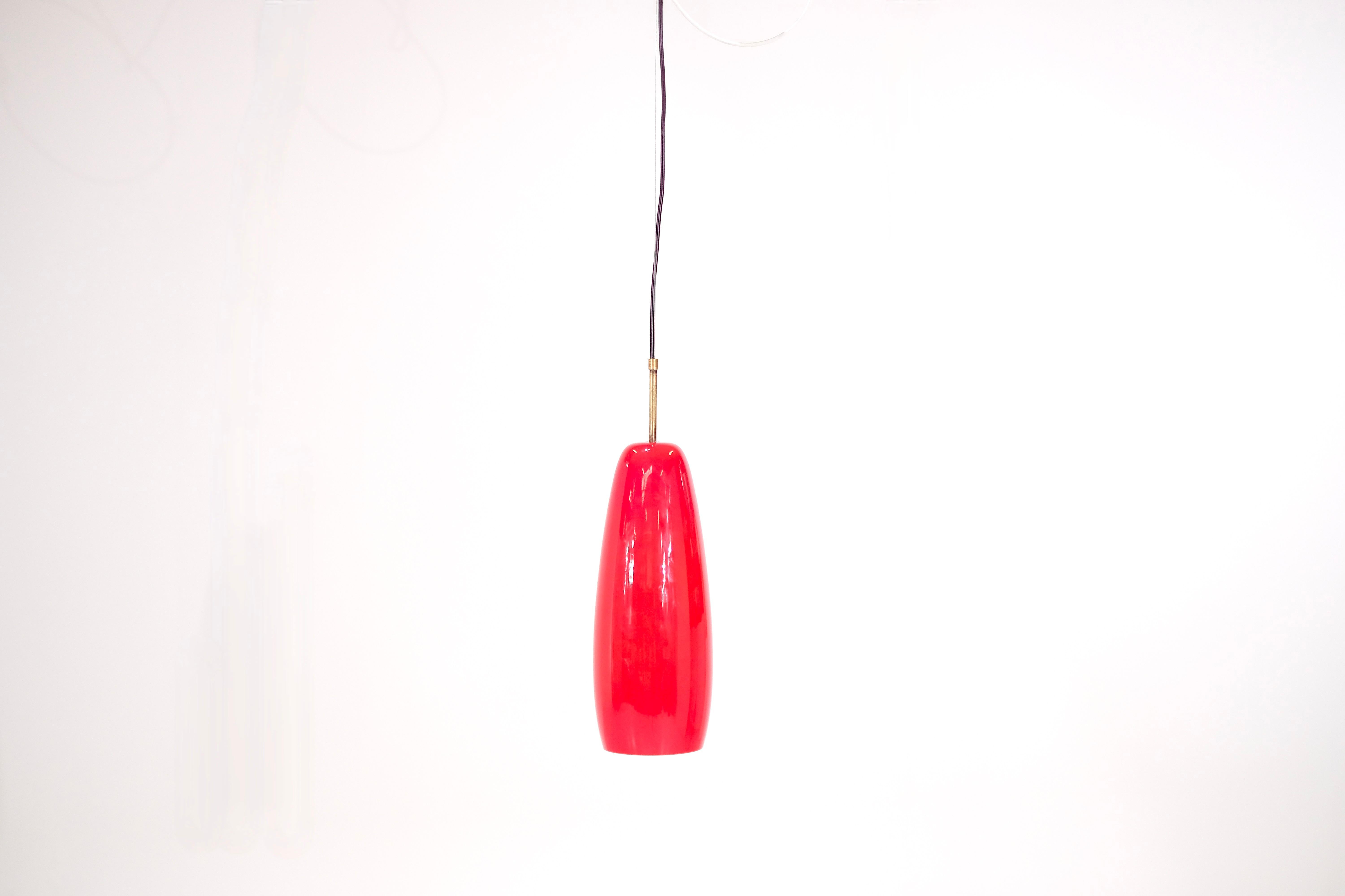 italien Lampe à suspension opalin rouge - 1970 en vente