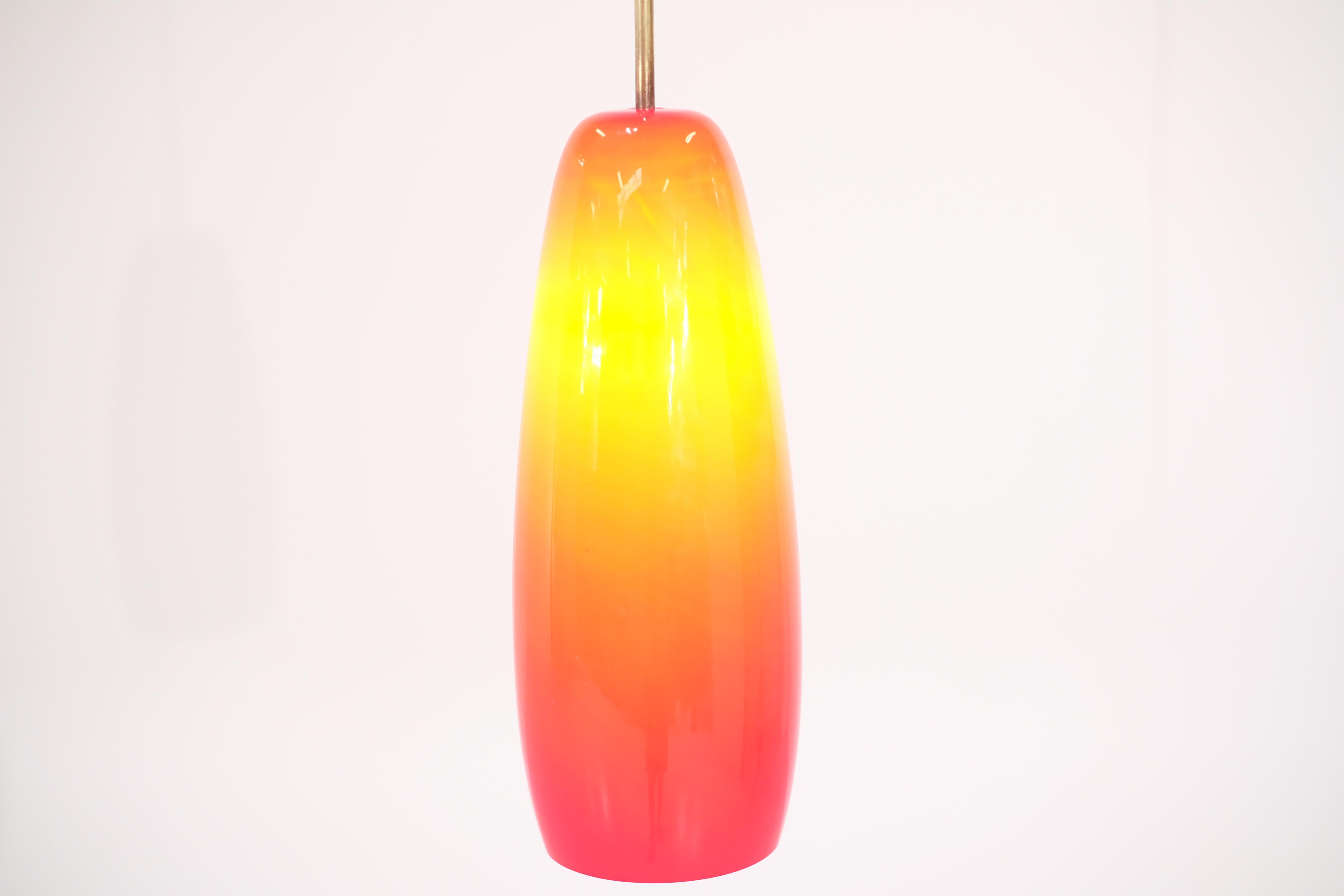 Fin du 20e siècle Lampe à suspension opalin rouge - 1970 en vente