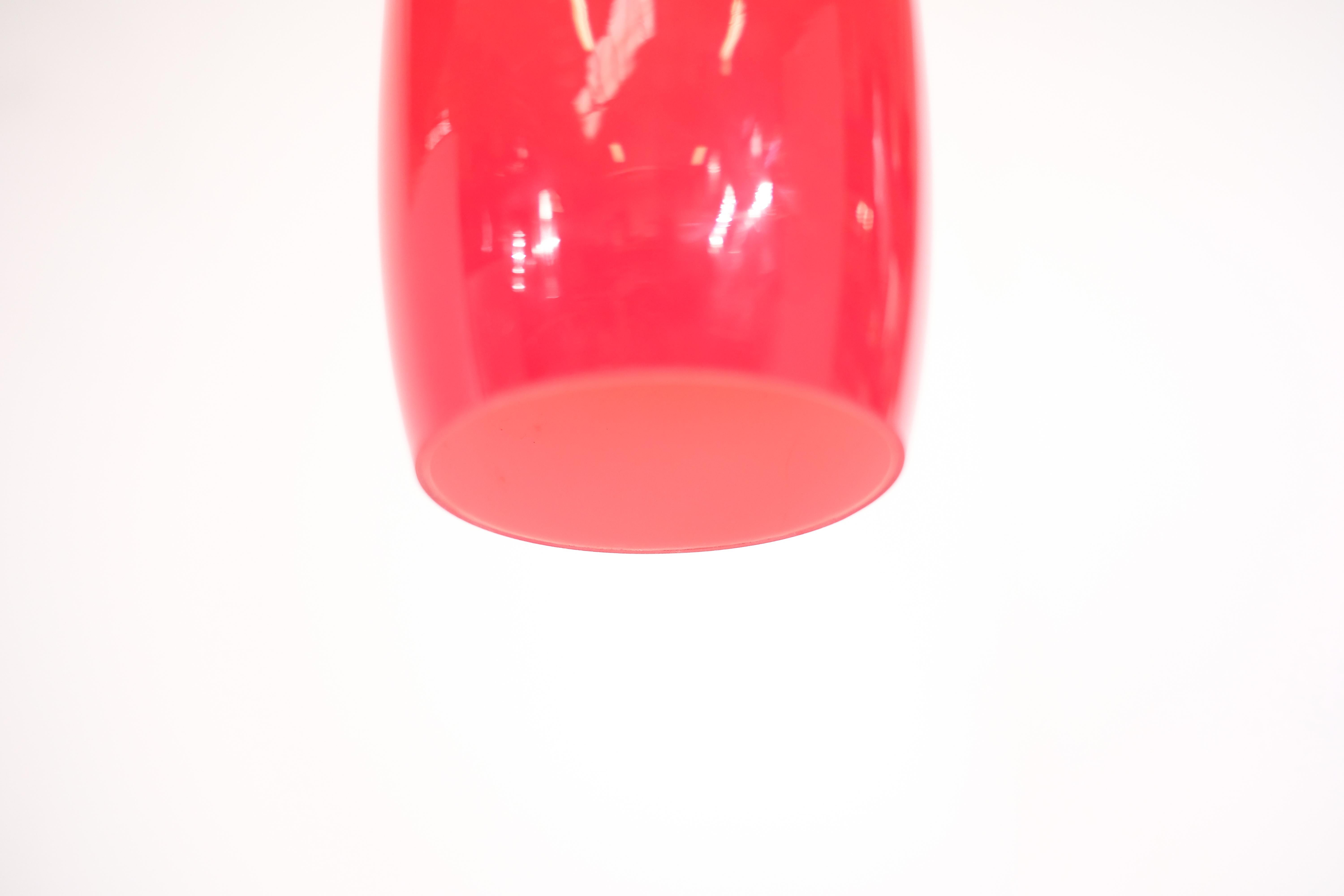 Lampe à suspension opalin rouge - 1970 en vente 1