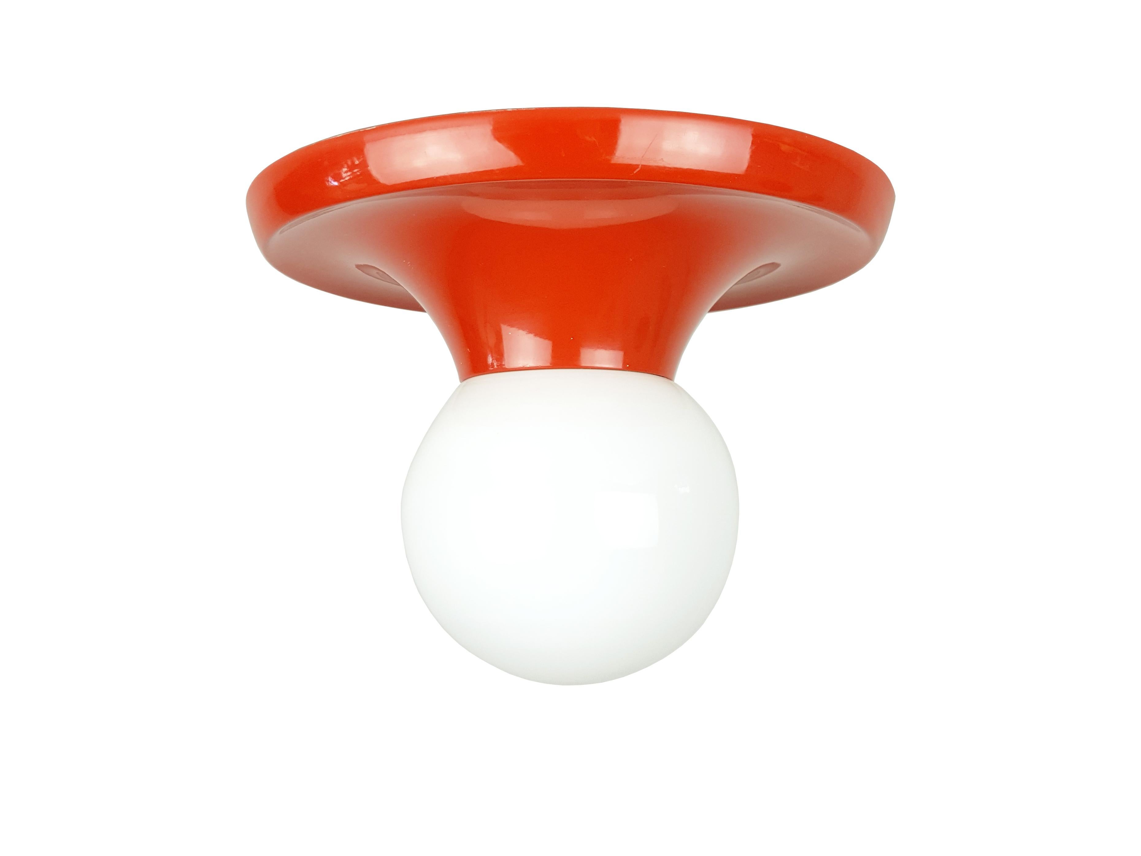 Small version of the Light ball serie designed in 1961 by Achille Castiglioni and Pier Giacomo Castiglioni for Arteluce and subsequently for Flos.