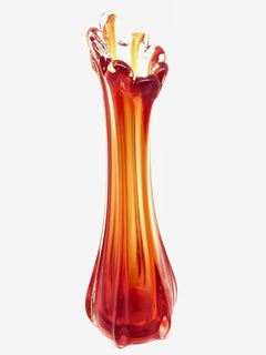 Vase en verre Sommerso rouge:: orange et transparent Hollywood Regency Murano:: Italie:: 1970