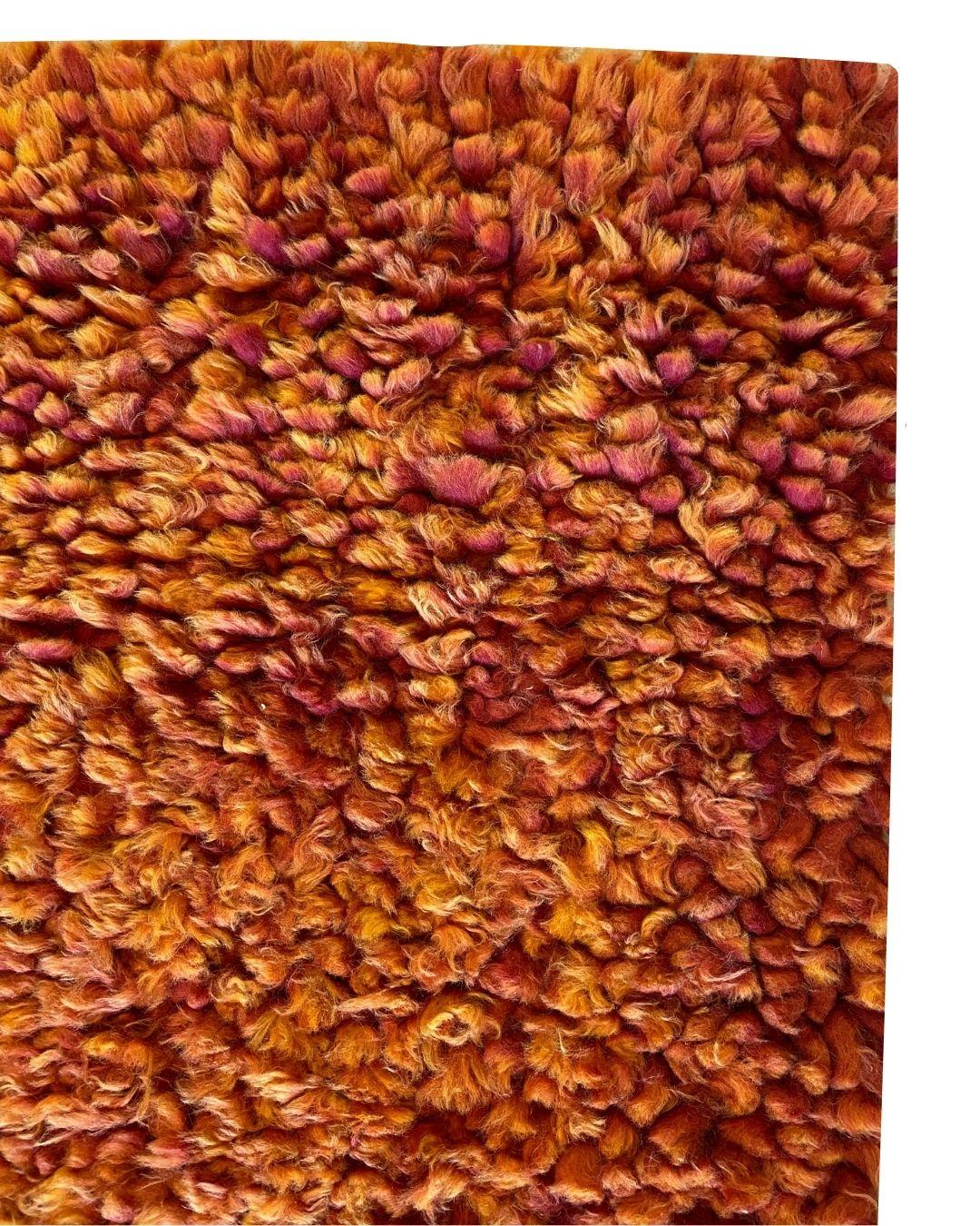 Alfombra Shag Anudada a Mano de Lana Roja, Naranja y Amarilla, 3' x 5' Teñido con vegetales en venta