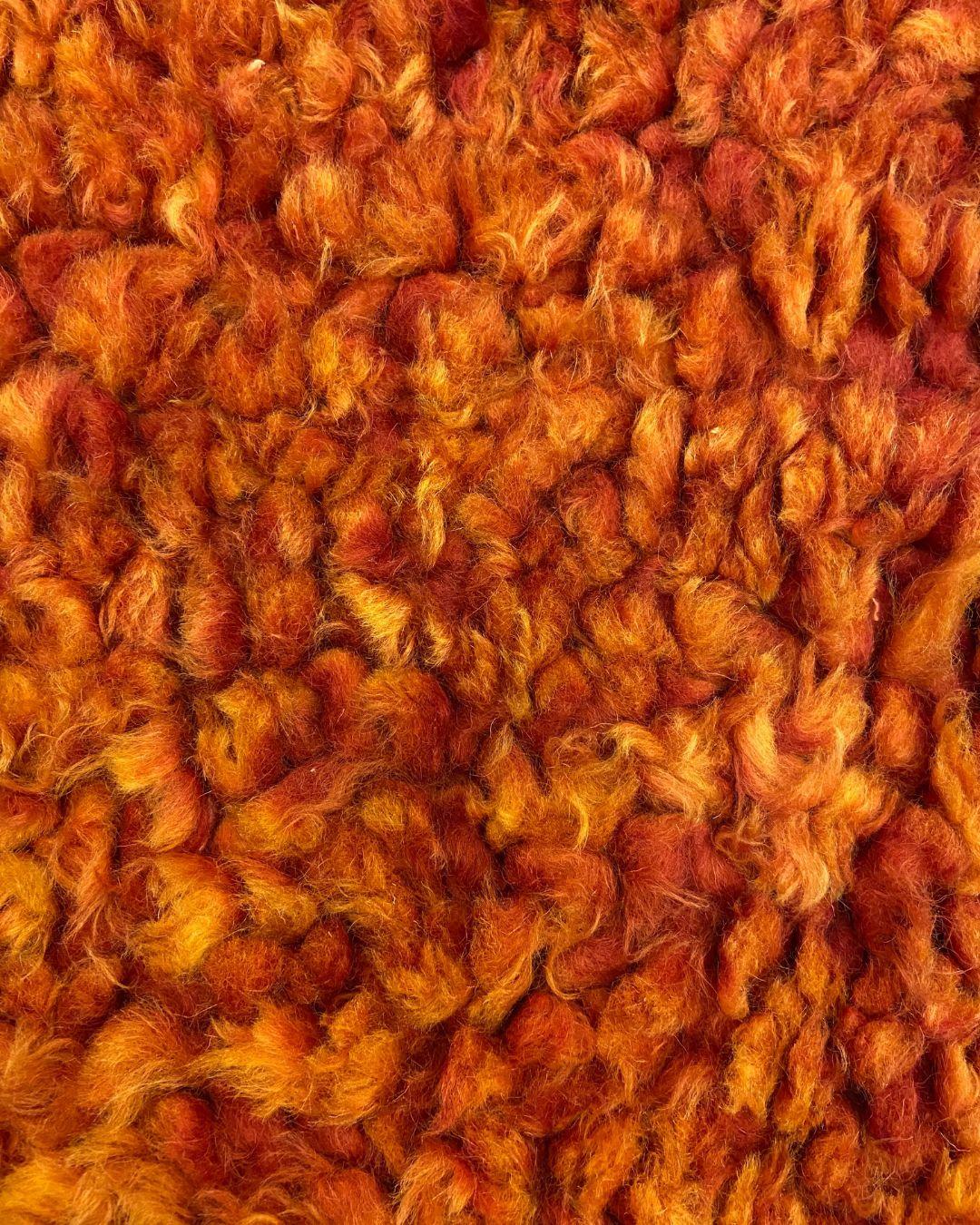 Alfombra Shag Anudada a Mano de Lana Roja, Naranja y Amarilla, 3' x 5' Siglo XXI y contemporáneo en venta