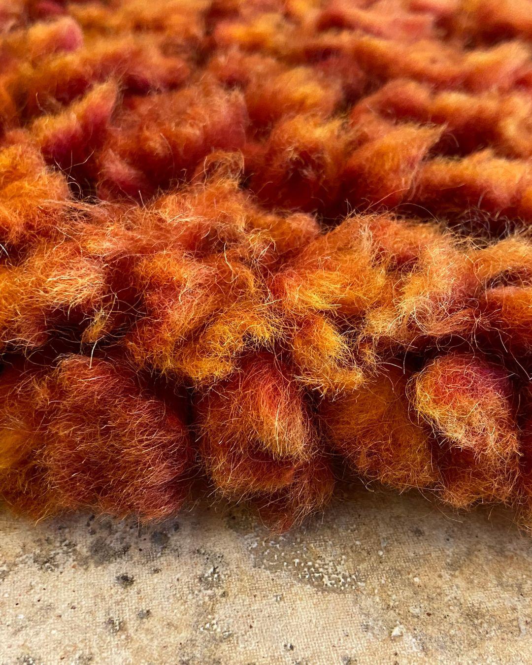 Alfombra Shag Anudada a Mano de Lana Roja, Naranja y Amarilla, 3' x 5' en venta 2