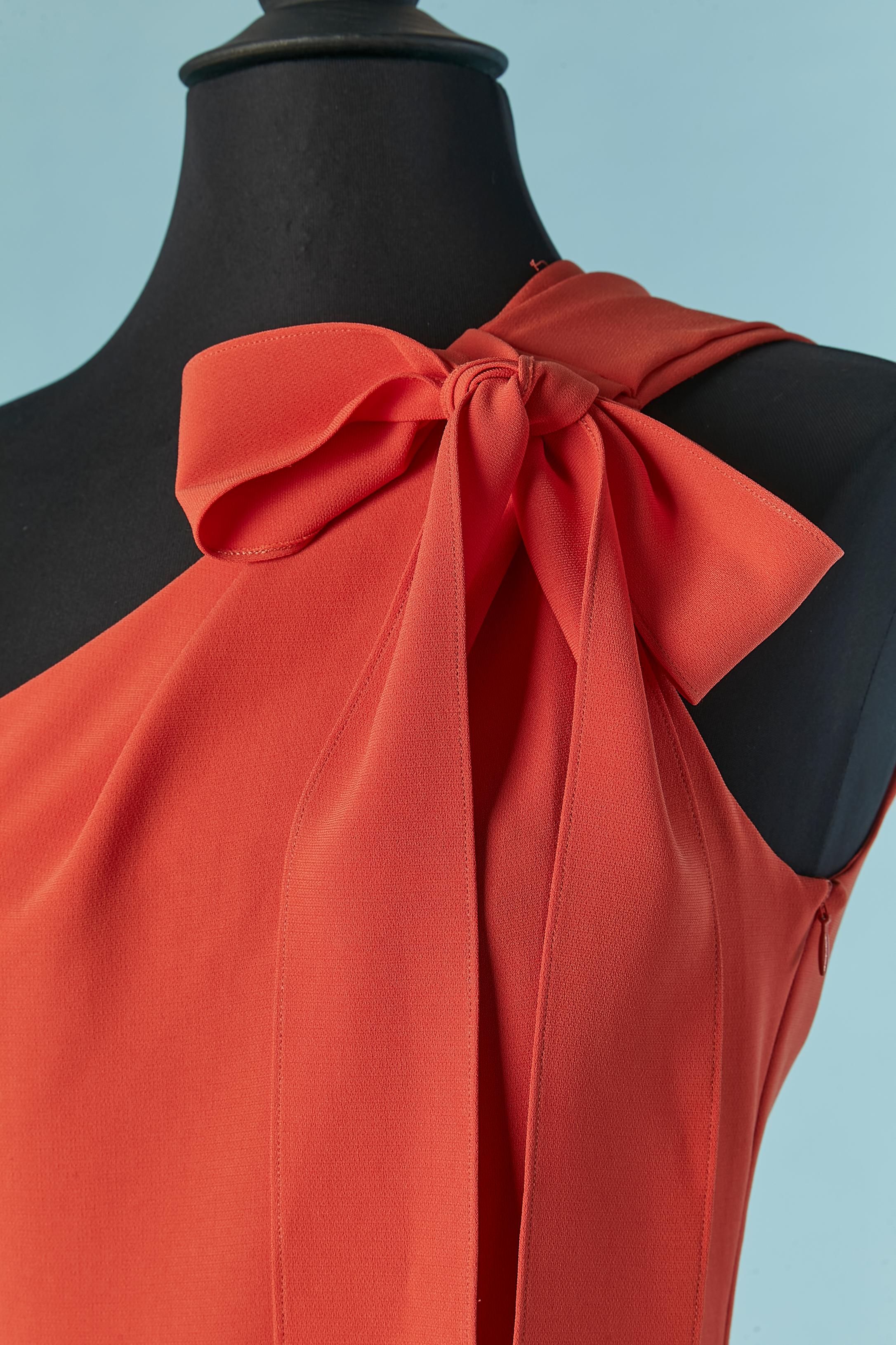Rot-orangefarbenes asymmetrisches Abendkleid mit Schleife.
Zusammensetzung des Gewebes: 70% Tri-Acetat, 30% Polyester. Viskosefutter nur an der Innenseite der Oberkante. Unsichtbarer Reissverschluss auf der linken Seite Schlitz auf der linken Seite,