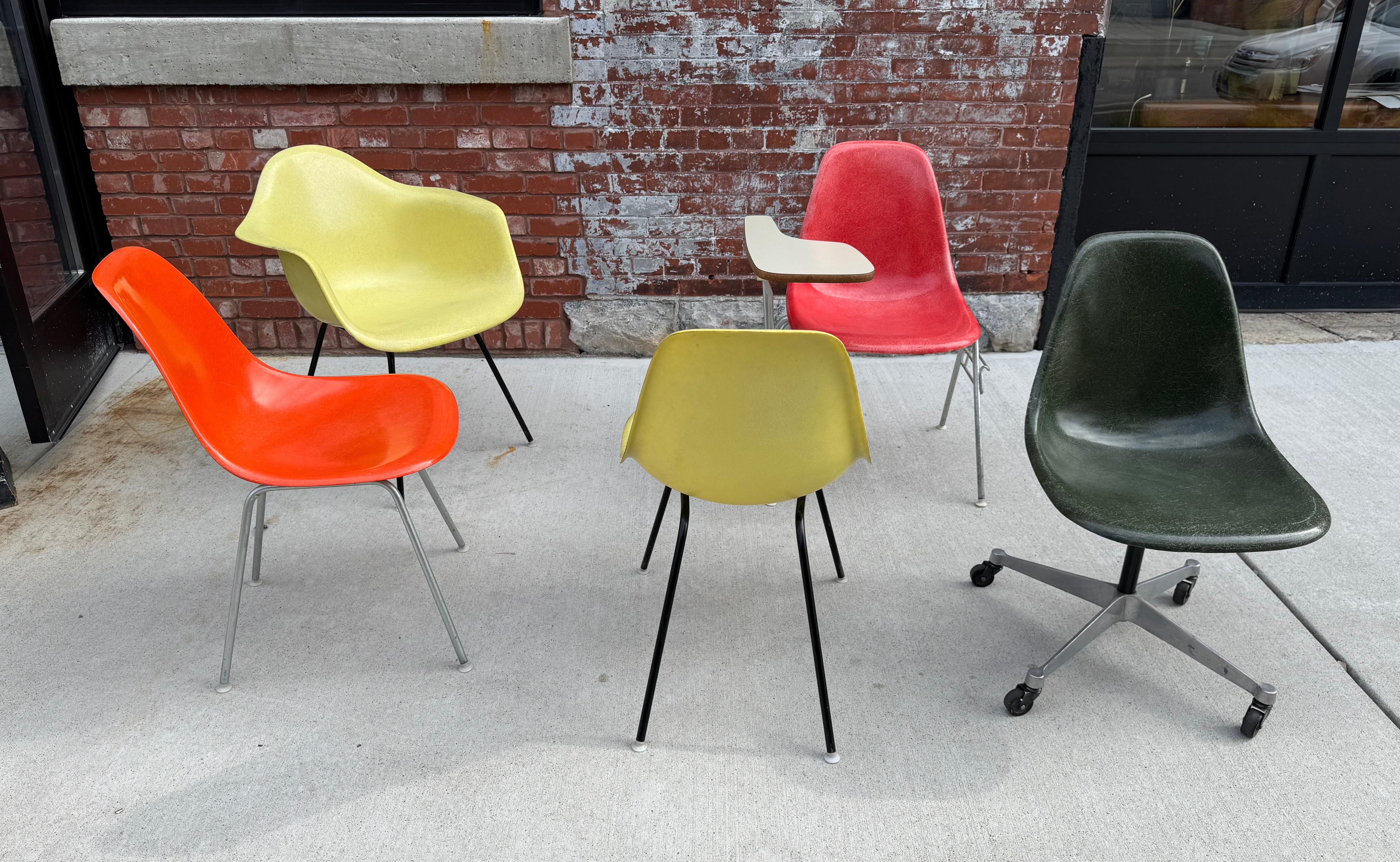 Rouge / orange  Chaise en fibre de verre Charles Eames Side Shell Chair, Scoop, Herman Miller en vente 2